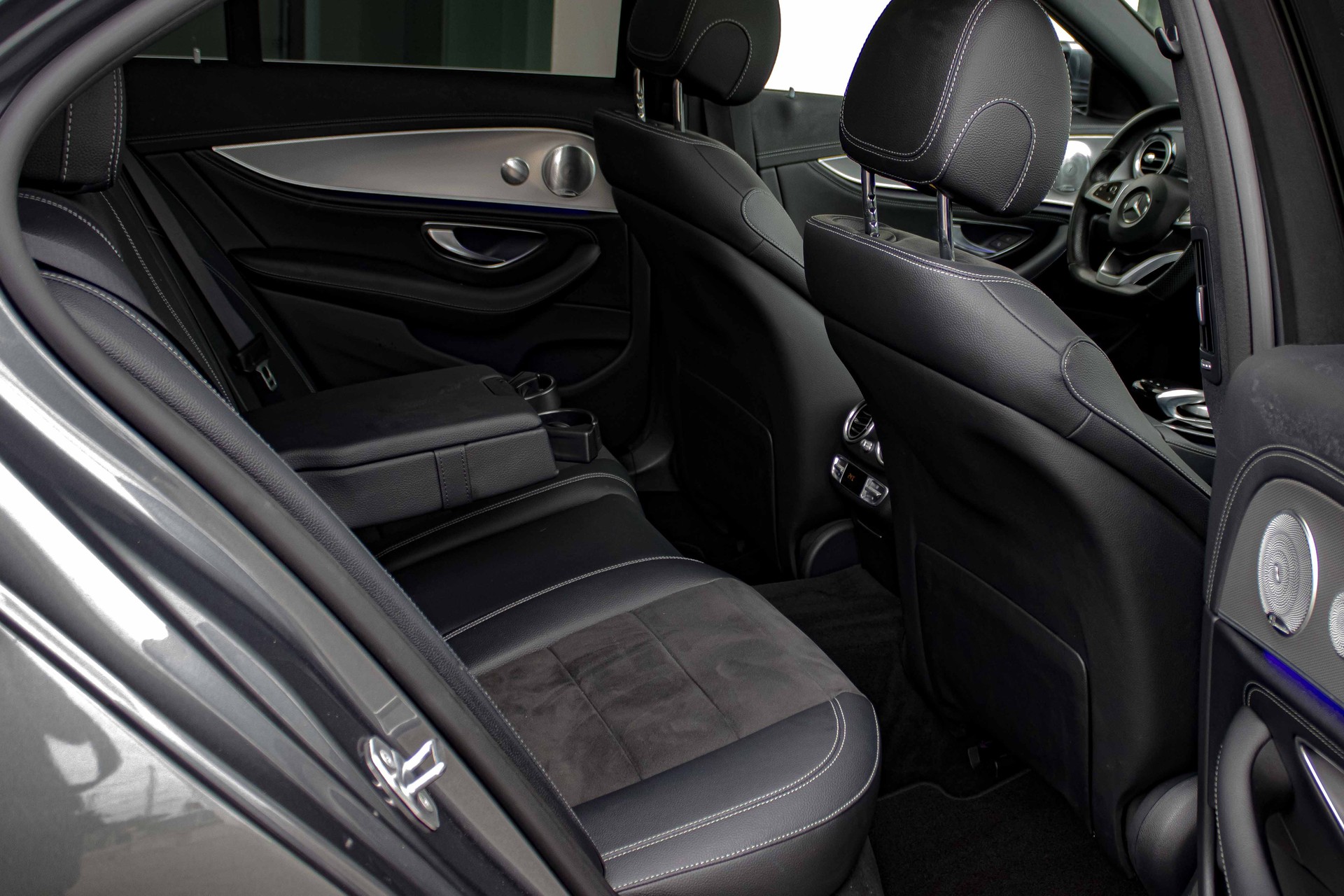 MERCEDES-BENZ E 200 AMG Line 4Matic 9G-Tronic-image-12