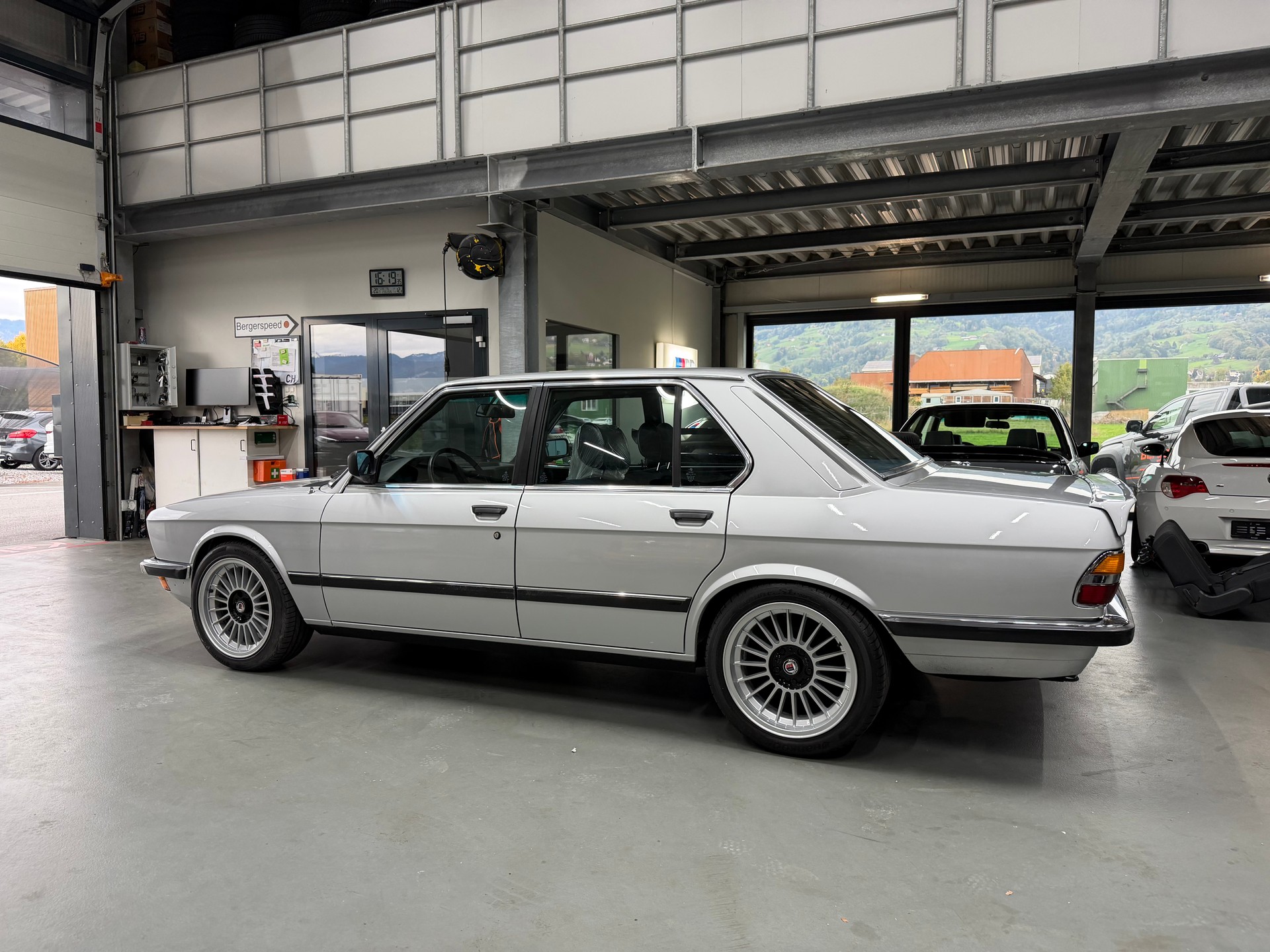 BMW 520i-image-2