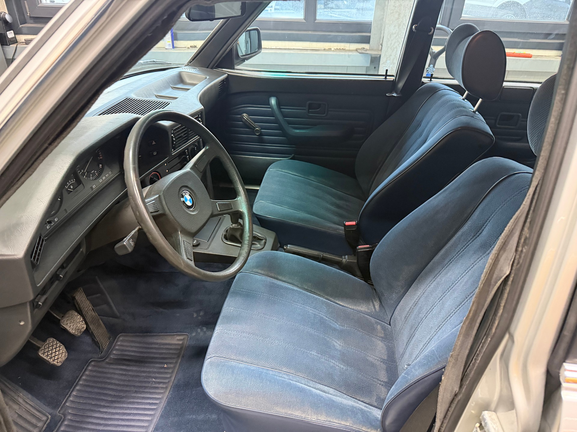 BMW 520i-image-3