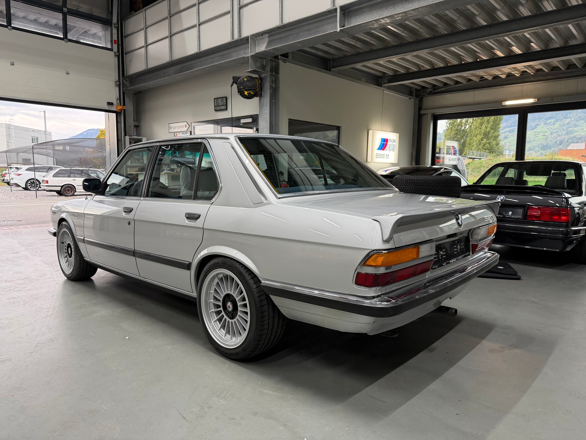 BMW 520i-image-1