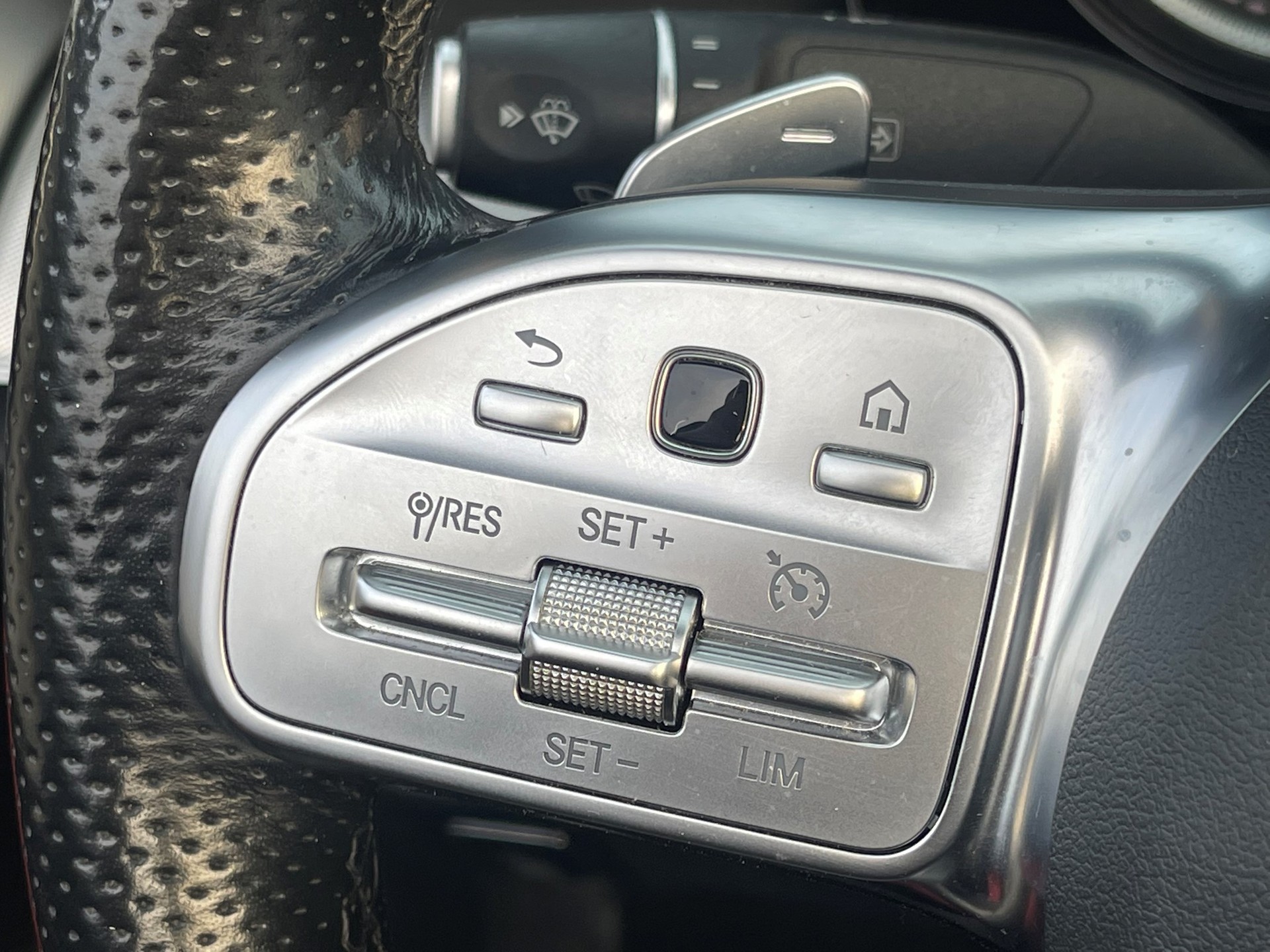 MERCEDES-BENZ E 200 Cabriolet AMG Line 9G-Tronic-image-15