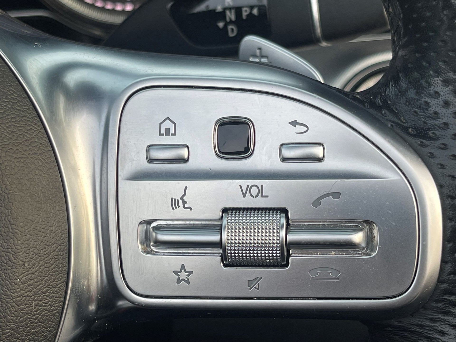 MERCEDES-BENZ E 200 Cabriolet AMG Line 9G-Tronic-image-14