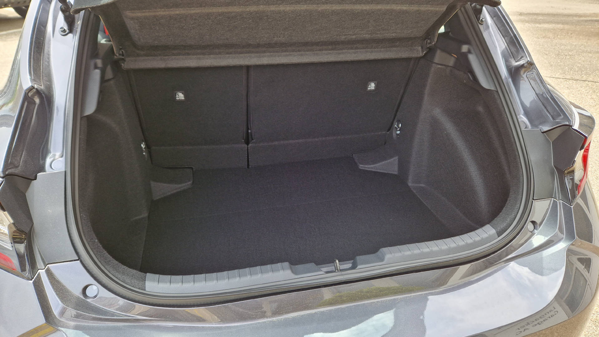 TOYOTA Corolla 1.8 HSD Comfort-image-12