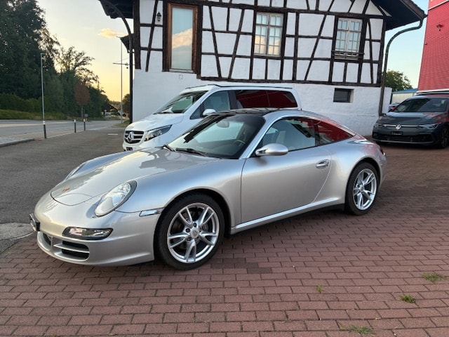 PORSCHE 911 Targa 4-image-1