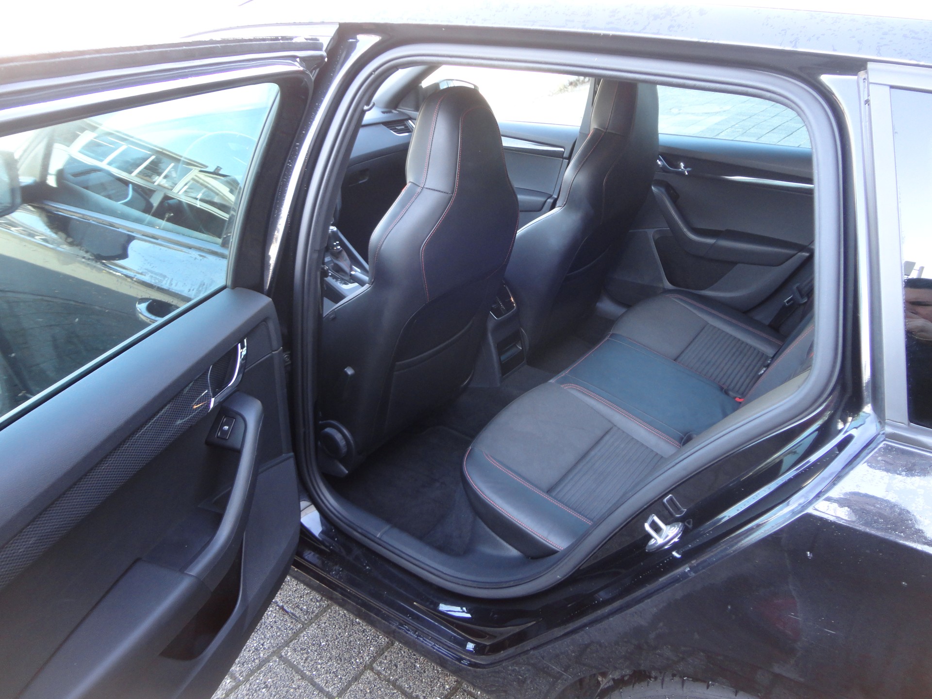 SKODA Octavia Combi 2.0 TDI RS 4x4 DSG-image-9