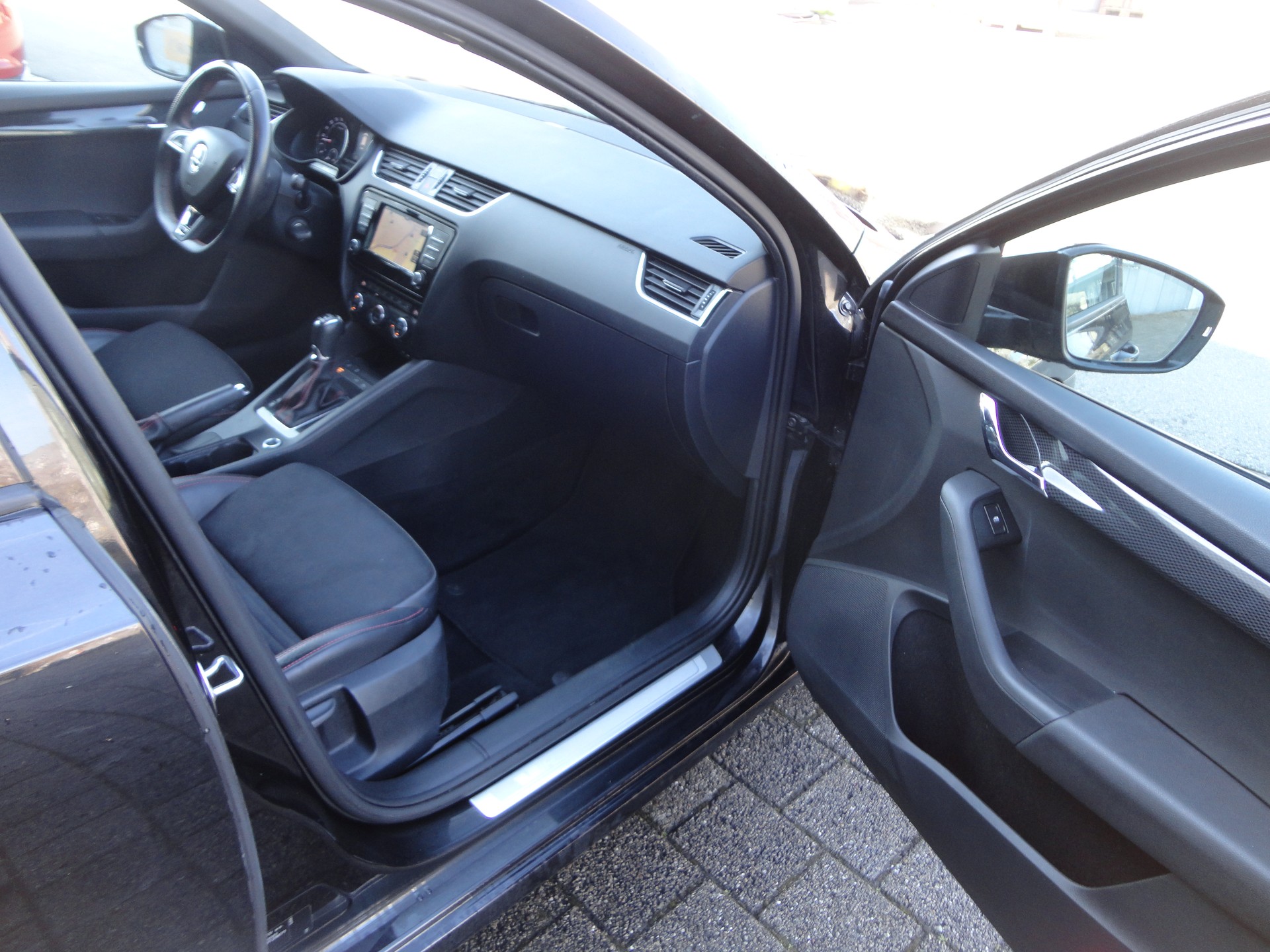 SKODA Octavia Combi 2.0 TDI RS 4x4 DSG-image-12