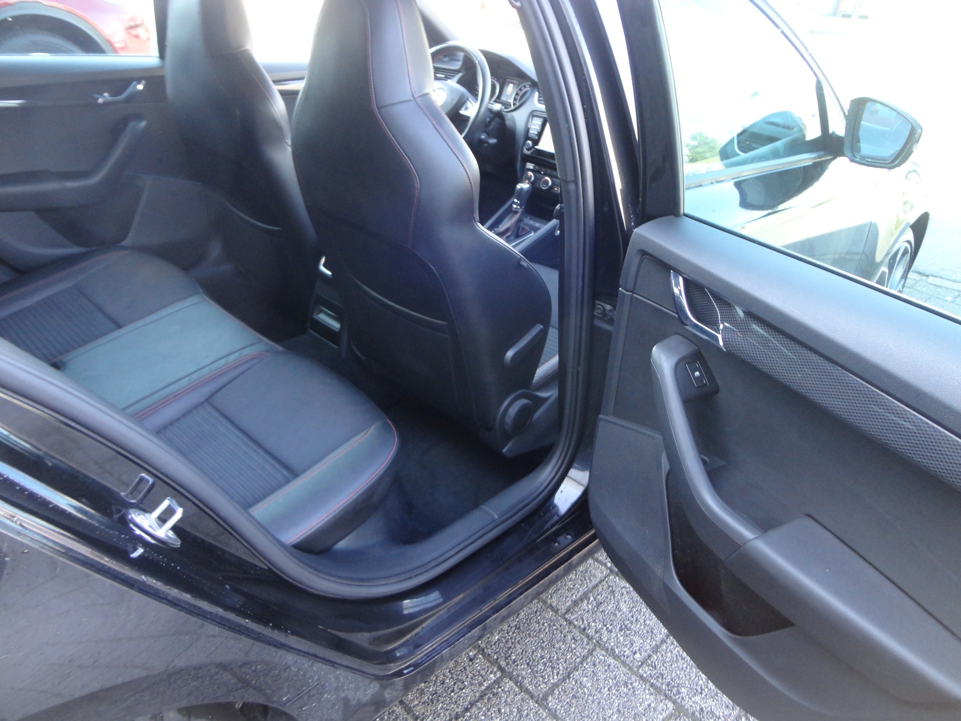 SKODA Octavia Combi 2.0 TDI RS 4x4 DSG-image-11