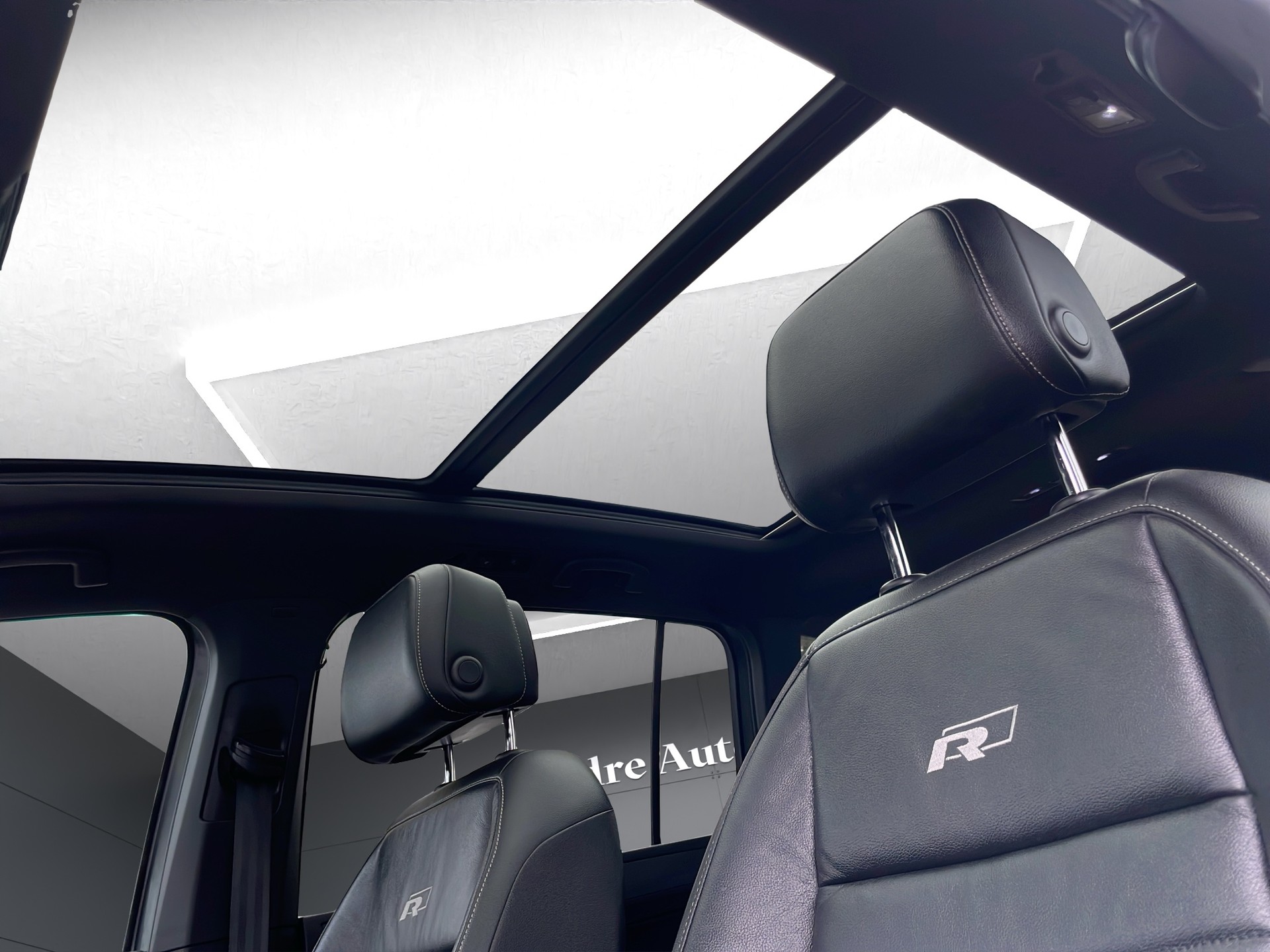 VW Touran 2.0 TDI BlueMotion R-Line Technology Highline DSG-image-12