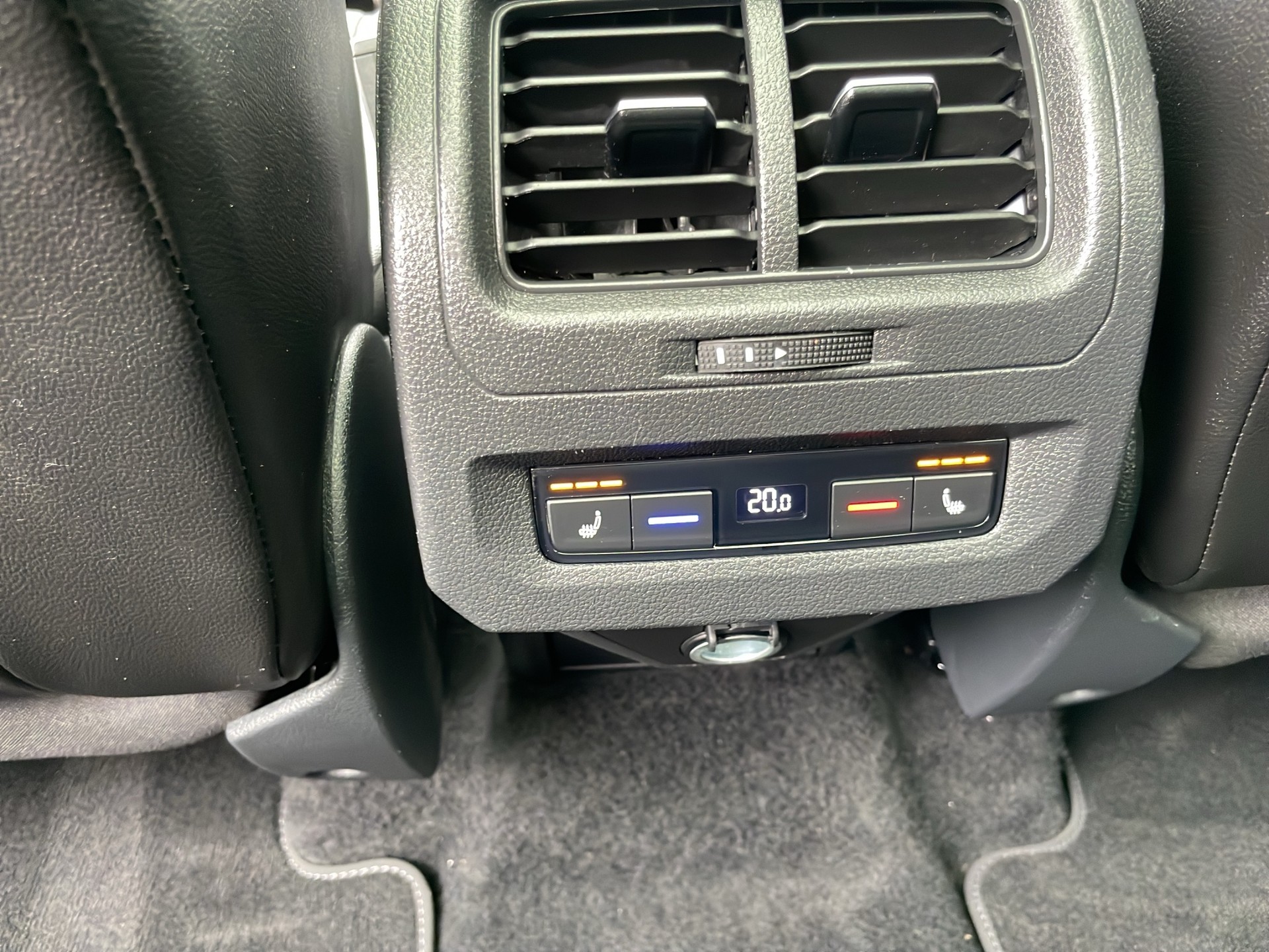 VW Touran 2.0 TDI BlueMotion R-Line Technology Highline DSG-image-11