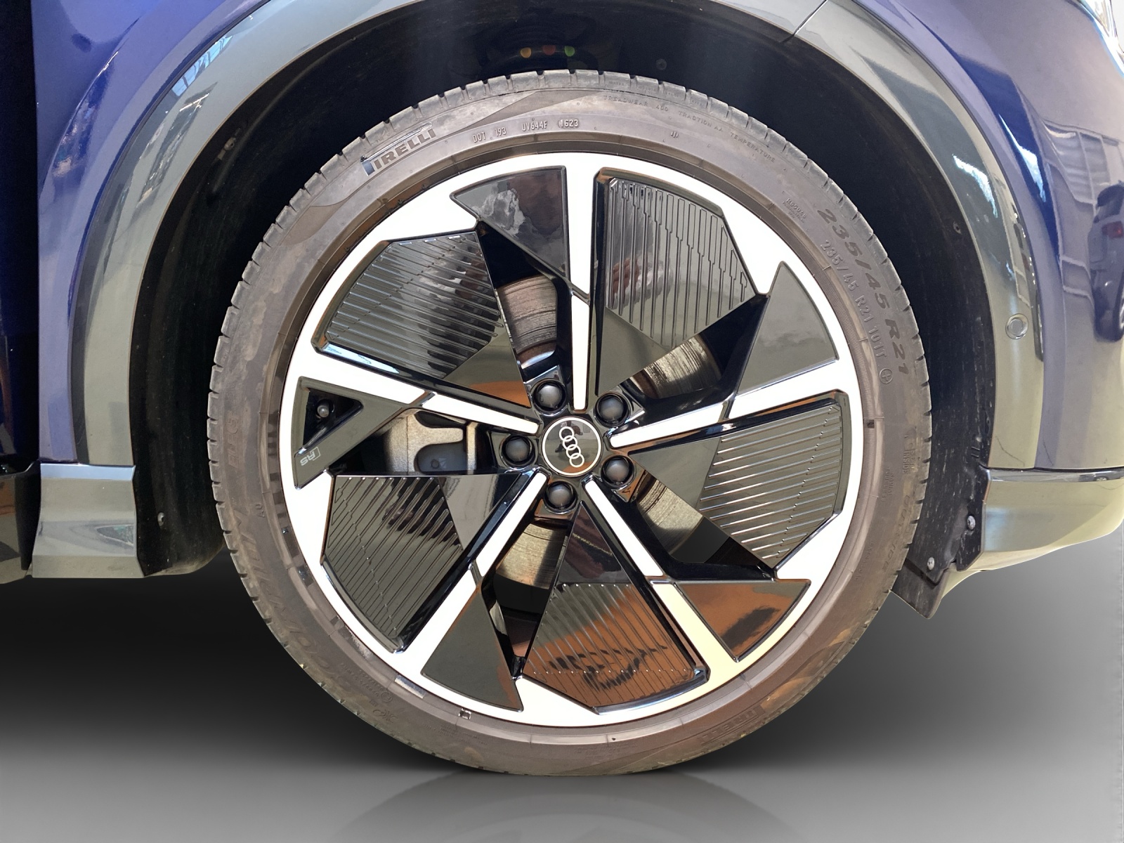 AUDI Q4 e-tron 45 quattro-image-16