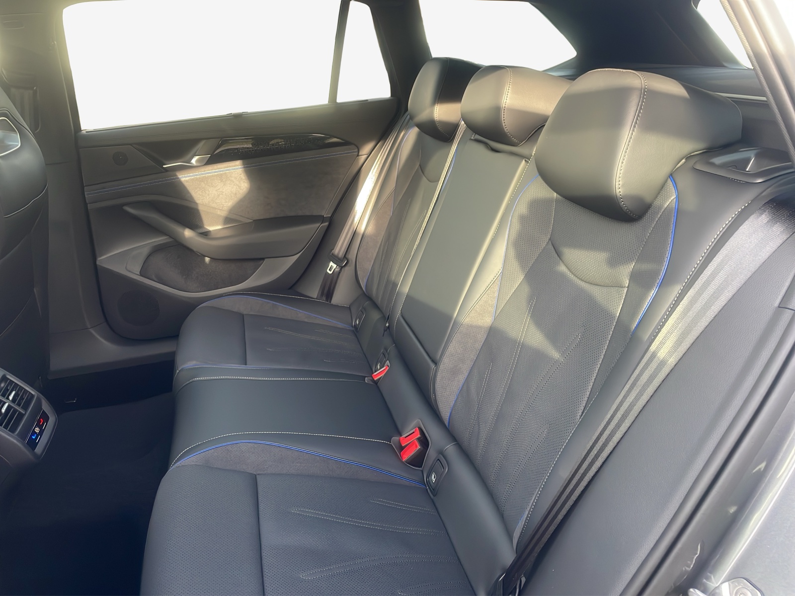VW Passat Variant 2.0 TDI evo R-Line 4 Motion DSG-image-11