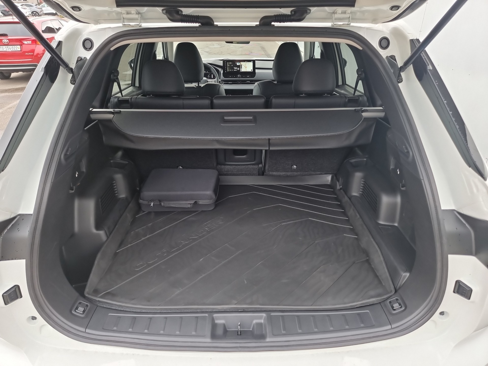 MITSUBISHI Outlander 2.4 PHEV Invite 4x4-image-14