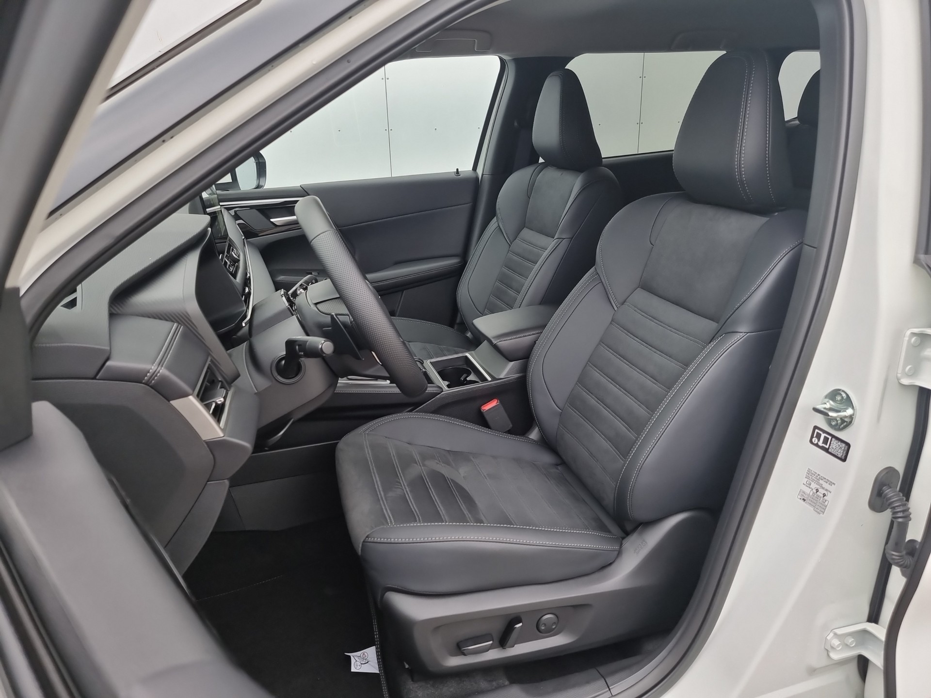 MITSUBISHI Outlander 2.4 PHEV Invite 4x4-image-12