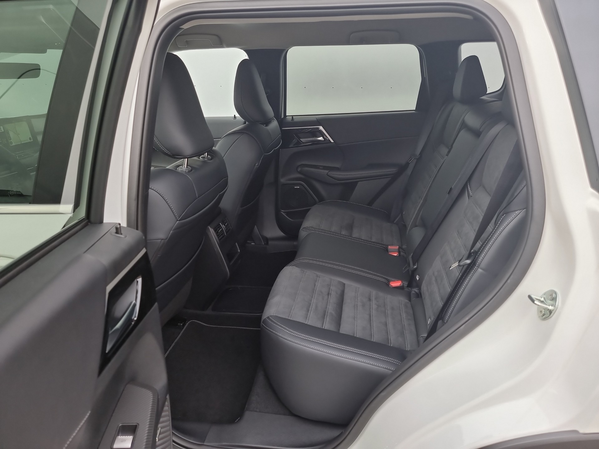 MITSUBISHI Outlander 2.4 PHEV Invite 4x4-image-13