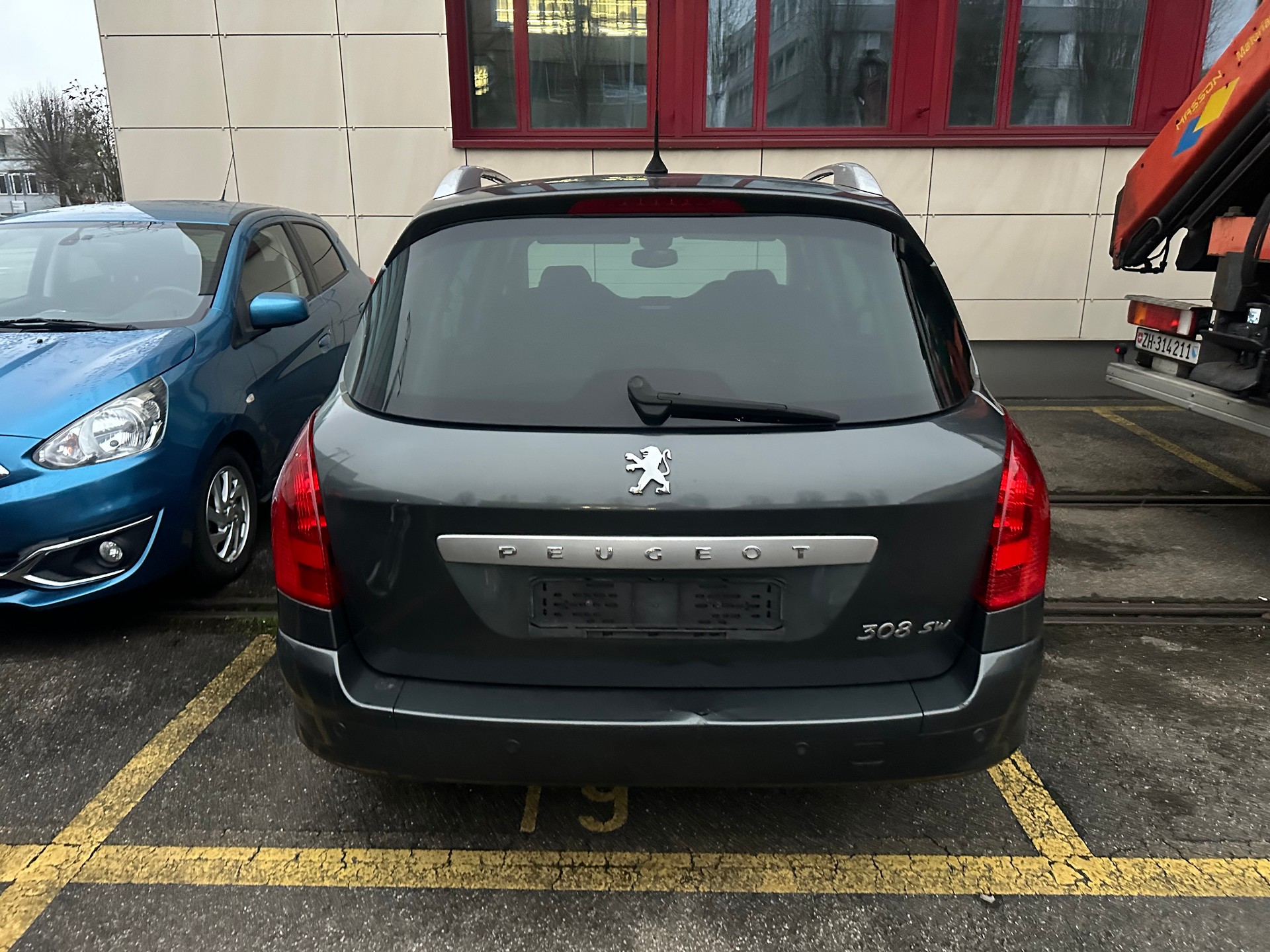 PEUGEOT 308 SW 2.0 HDI Sport Automatic-image-4