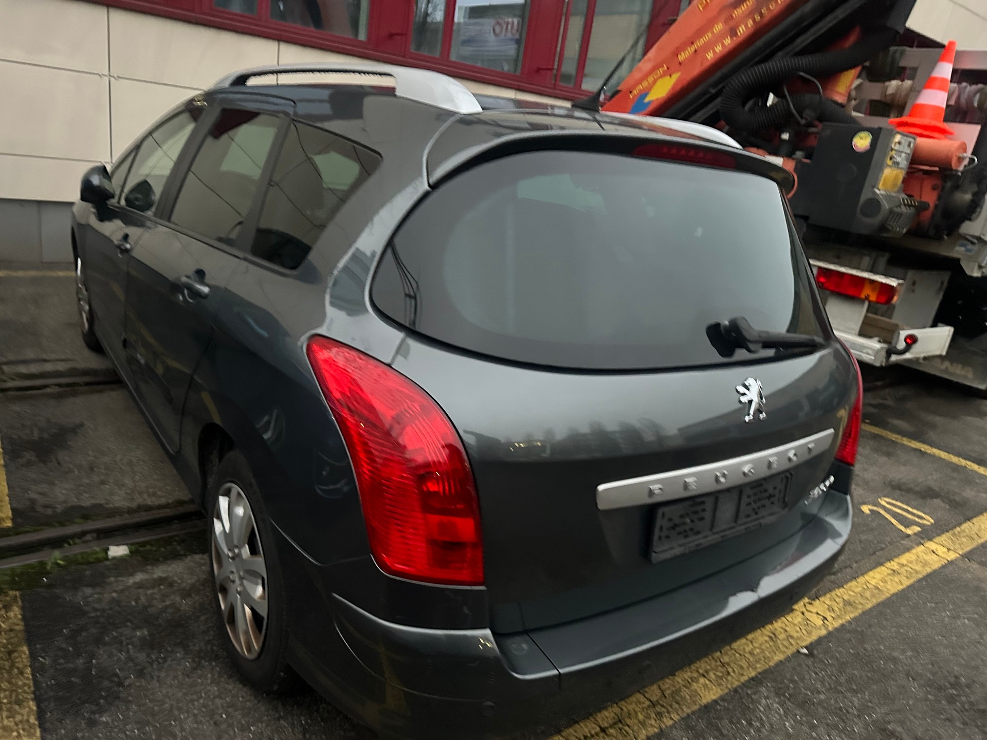 PEUGEOT 308 SW 2.0 HDI Sport Automatic-image-5