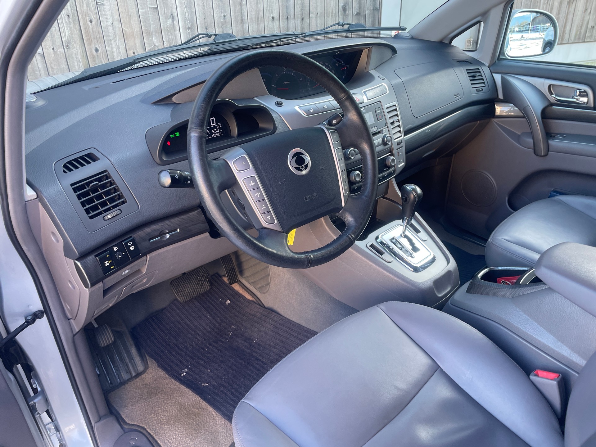 KGM-SsangYong Rodius SV200 e-XDi Sapphire 4WD E-Tronic-image-11