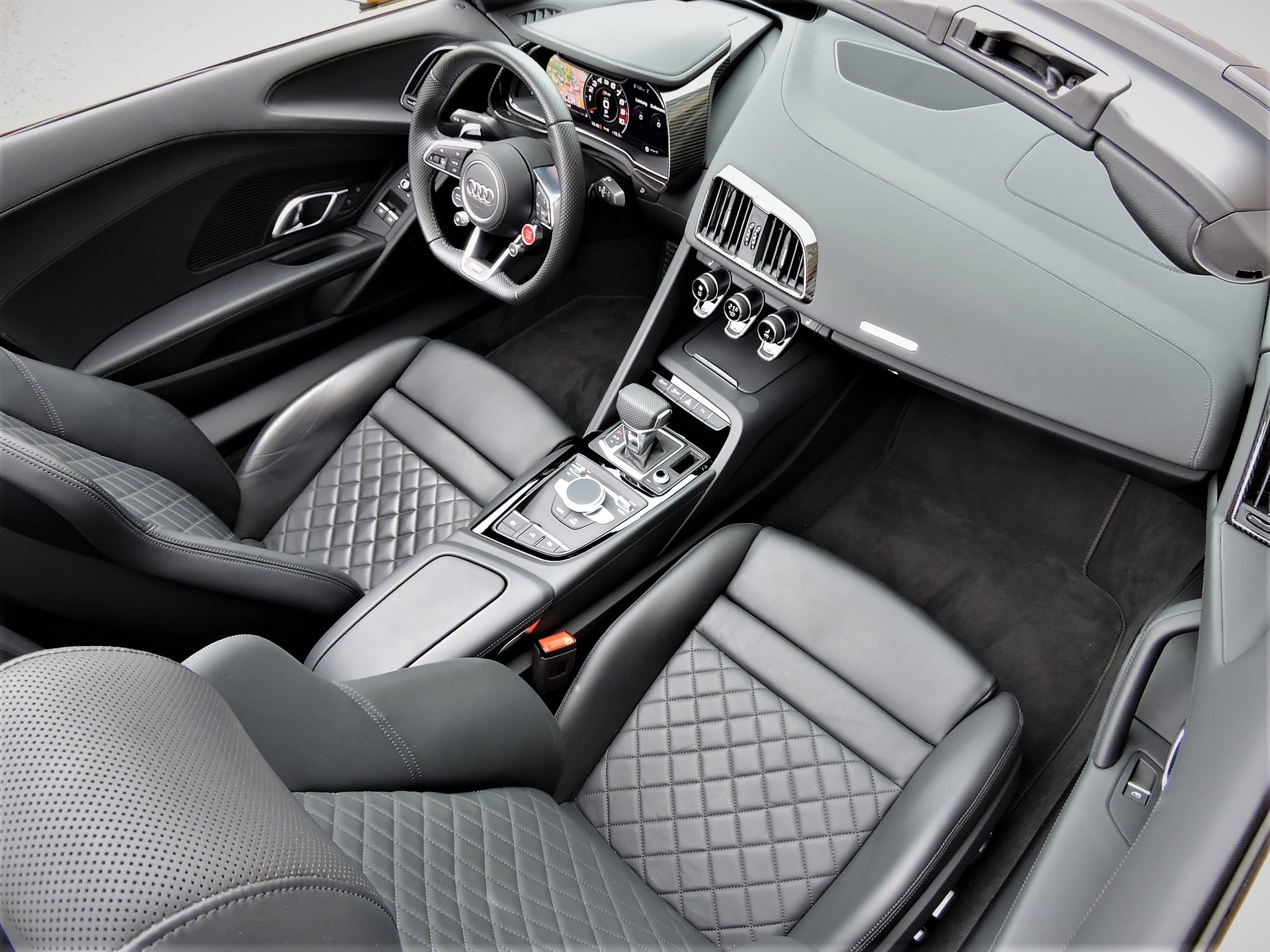 AUDI R8 Spyder 5.2 FSI V10 performance quattro S-Tronic-image-16