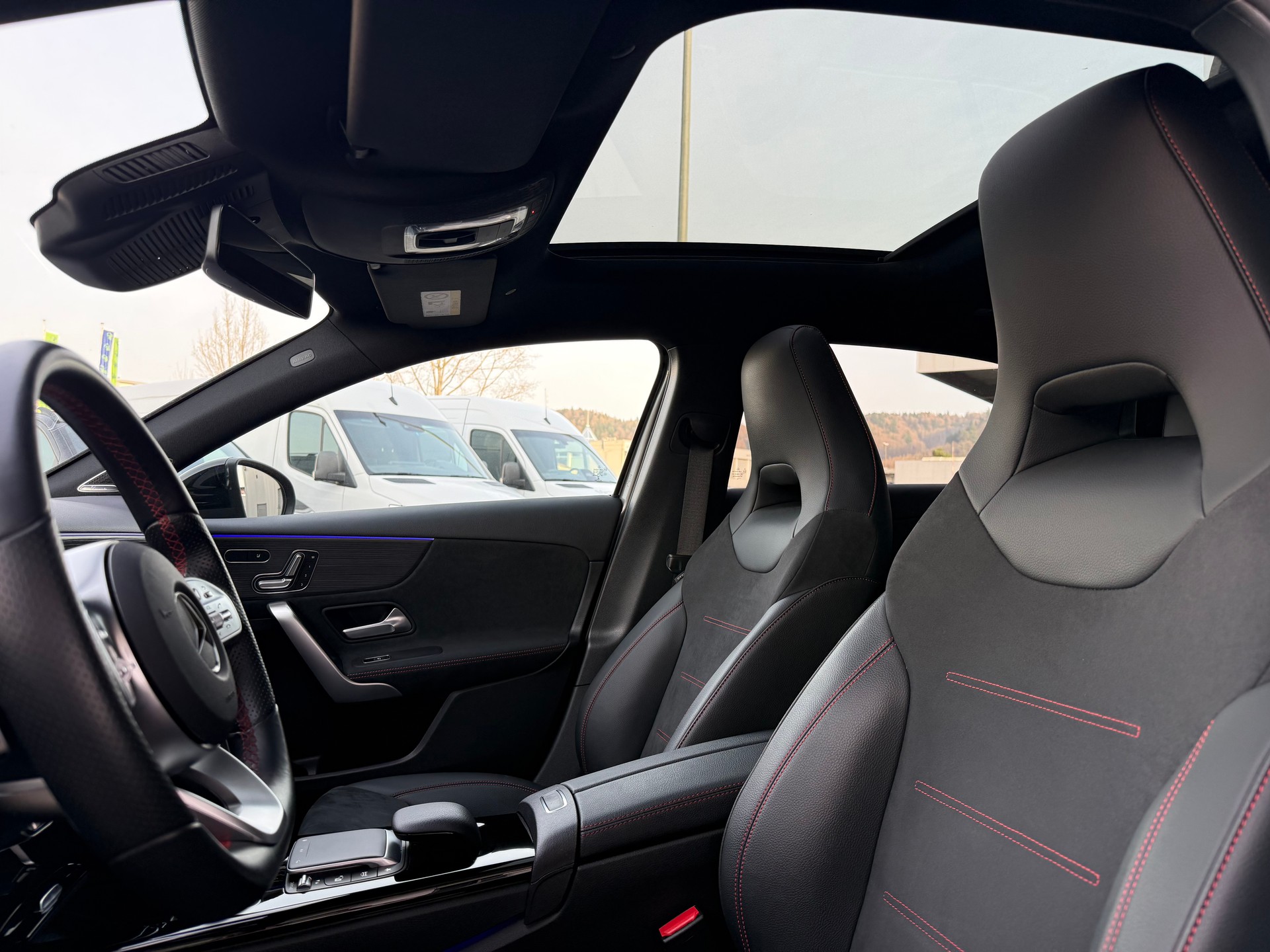 MERCEDES-BENZ A 250e AMG Line 8G-DCT-image-4