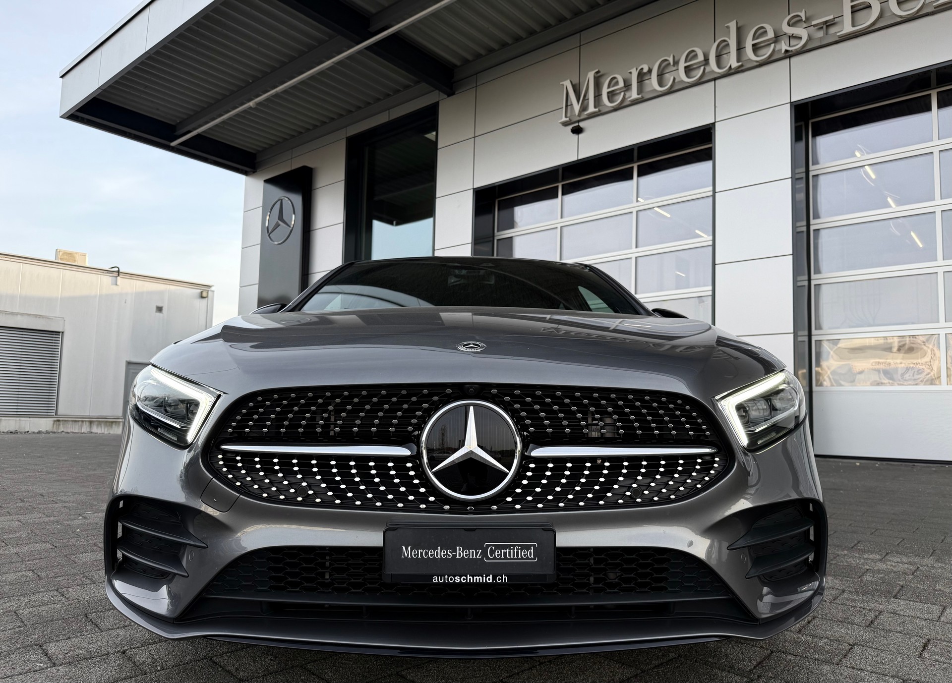MERCEDES-BENZ A 250e AMG Line 8G-DCT-image-2