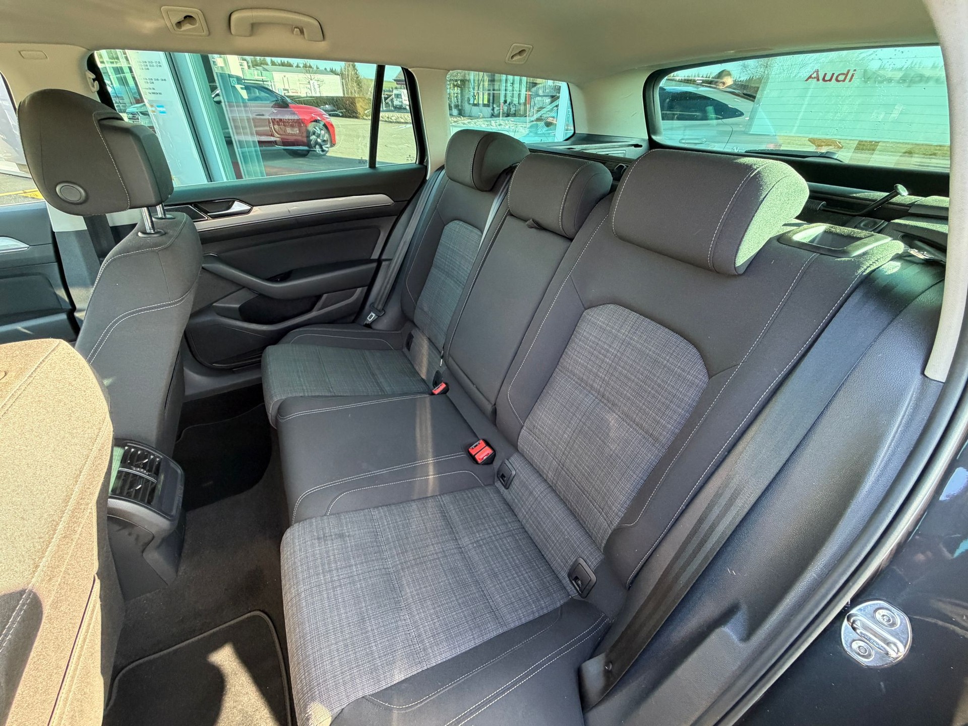 VW Passat 2.0 TDI BMT Business 4Motion DSG-image-21