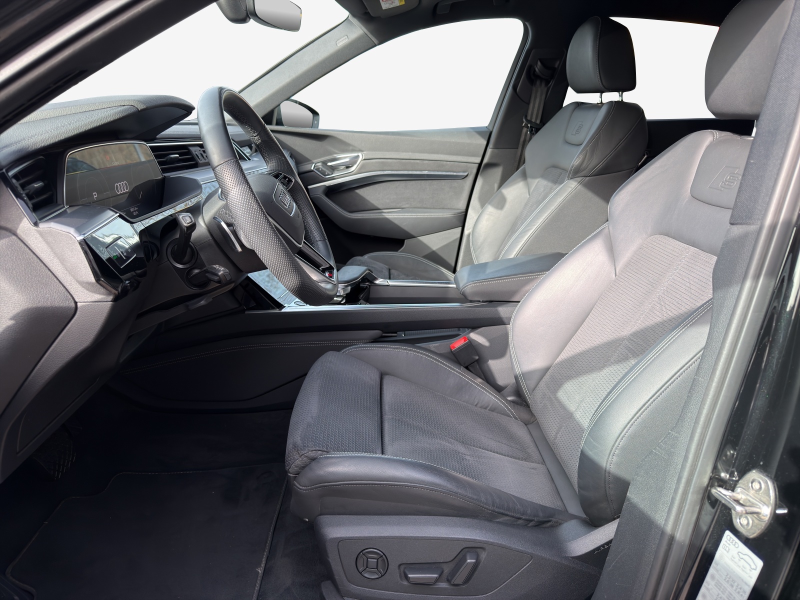 AUDI e-tron 55 Sportback Advanced quattro-image-8
