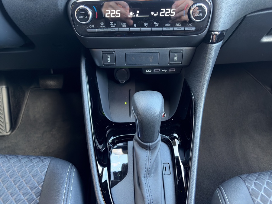 TOYOTA Yaris 1.5 Premiere Edition e-CVT-image-12