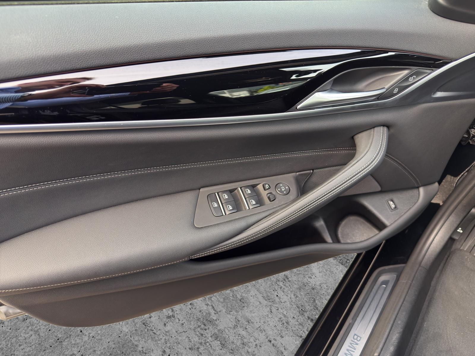 BMW 520i Limousine-image-12