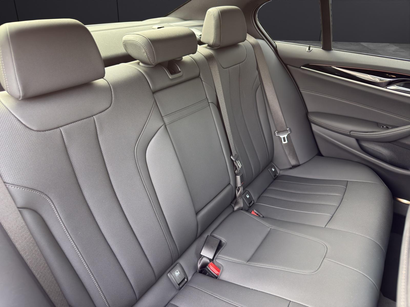BMW 520i Limousine-image-11