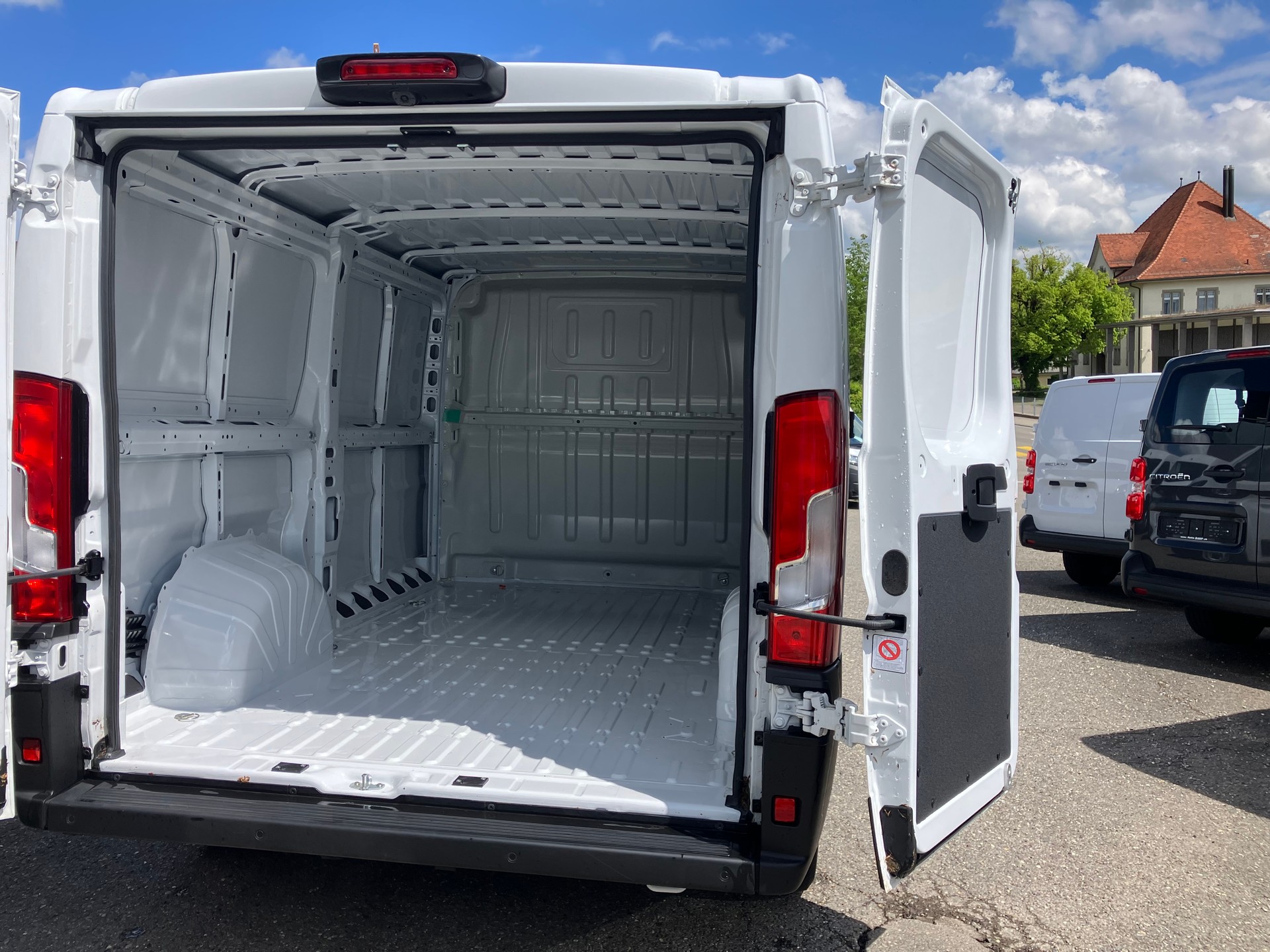 FIAT Ducato 35 L2H1 Swiss Edition-image-4