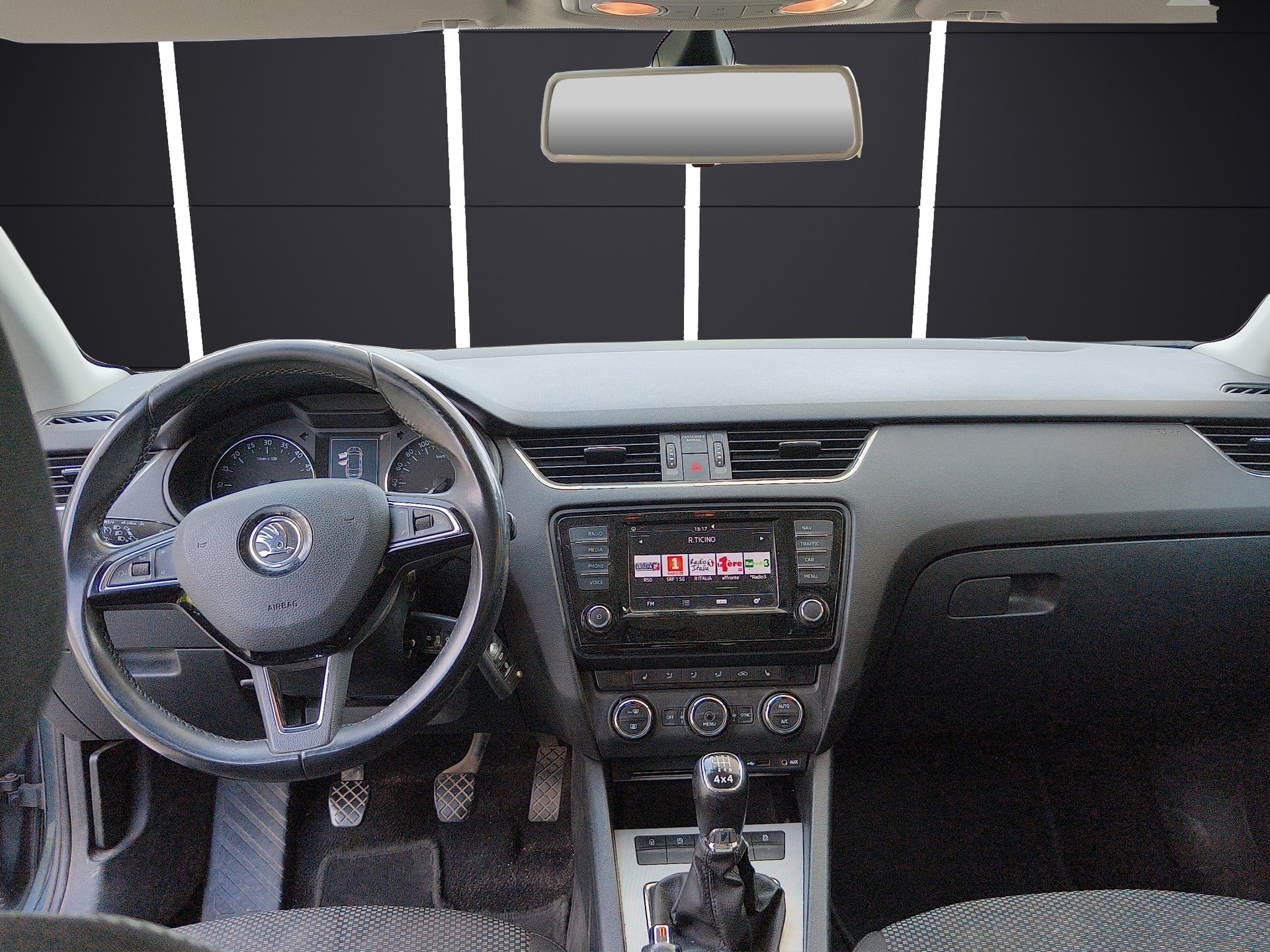 SKODA Octavia Combi 2.0 TDI Ambition 4x4-image-8