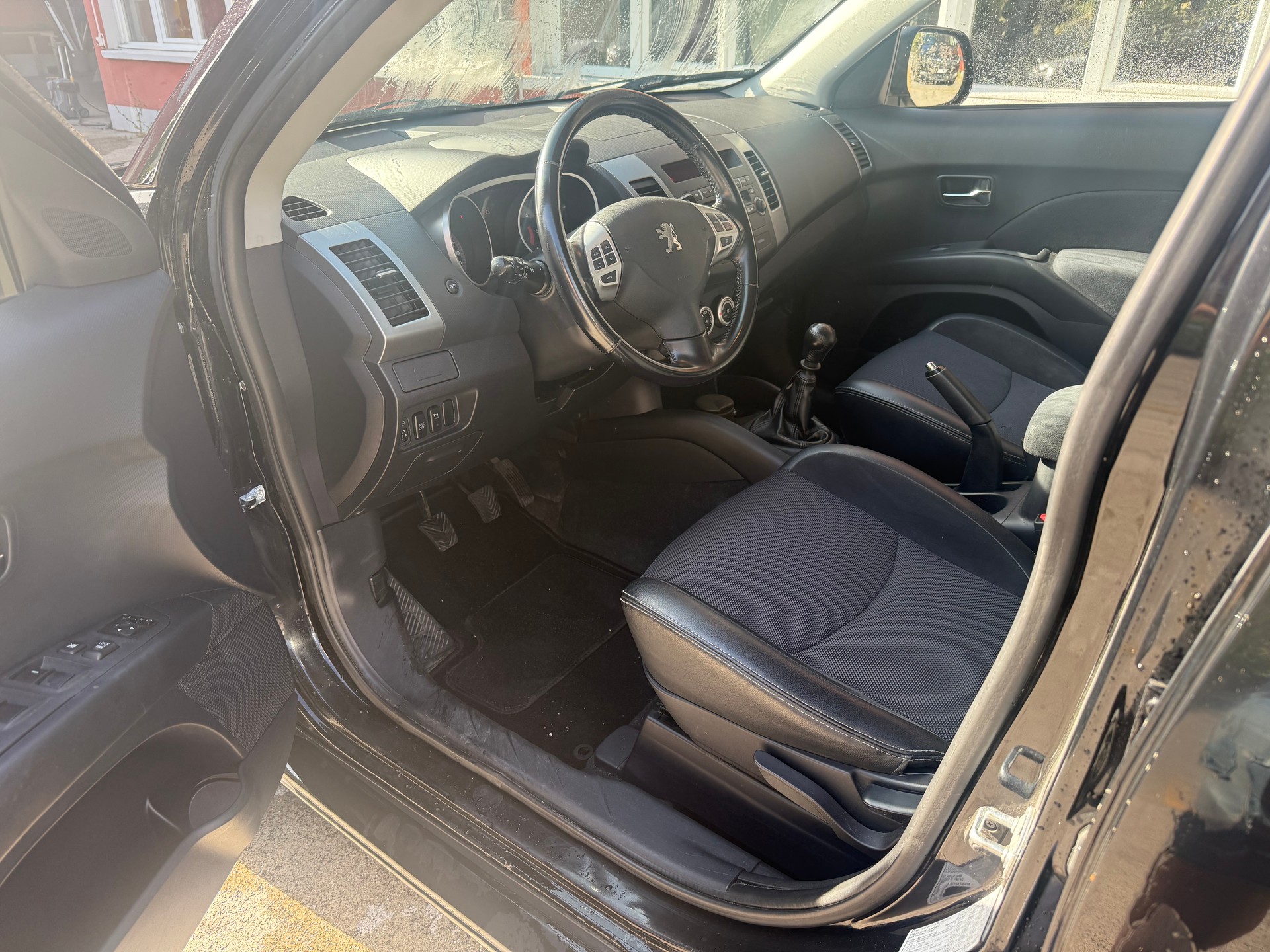 PEUGEOT 4007 2.2 HDi Dynamic-image-4