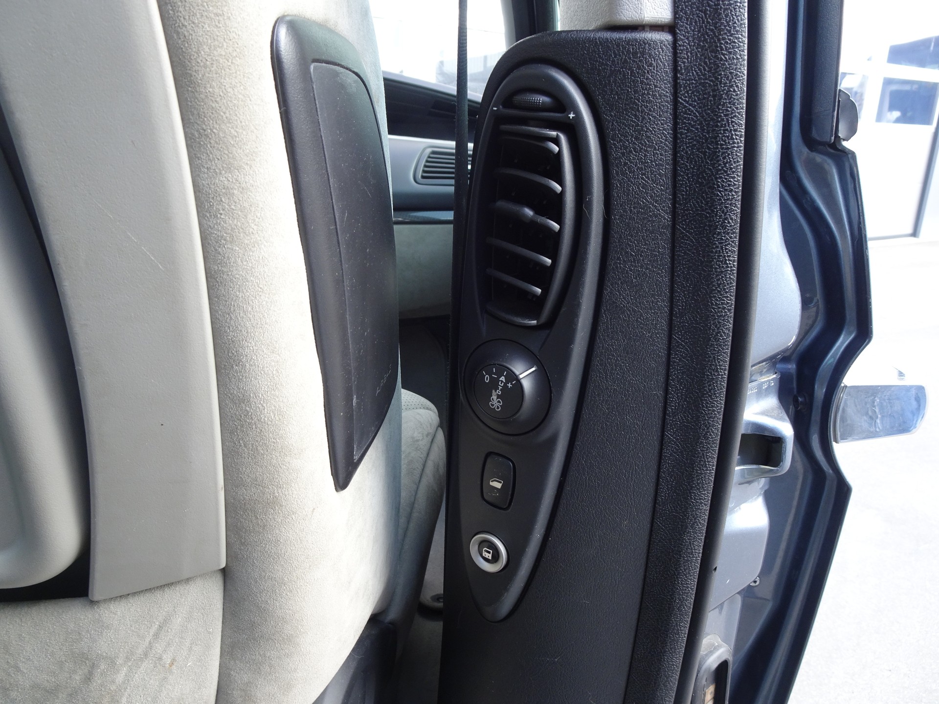 CITROEN C8 2.0 16V HDi Exclusive-image-9