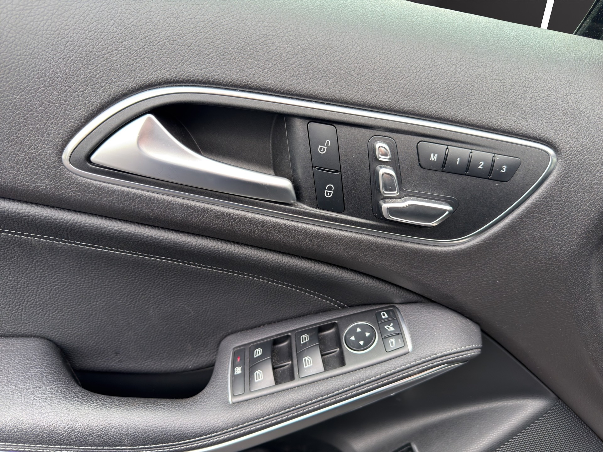 MERCEDES-BENZ GLA 220 d AMG Line 4Matic 7G-DCT-image-10