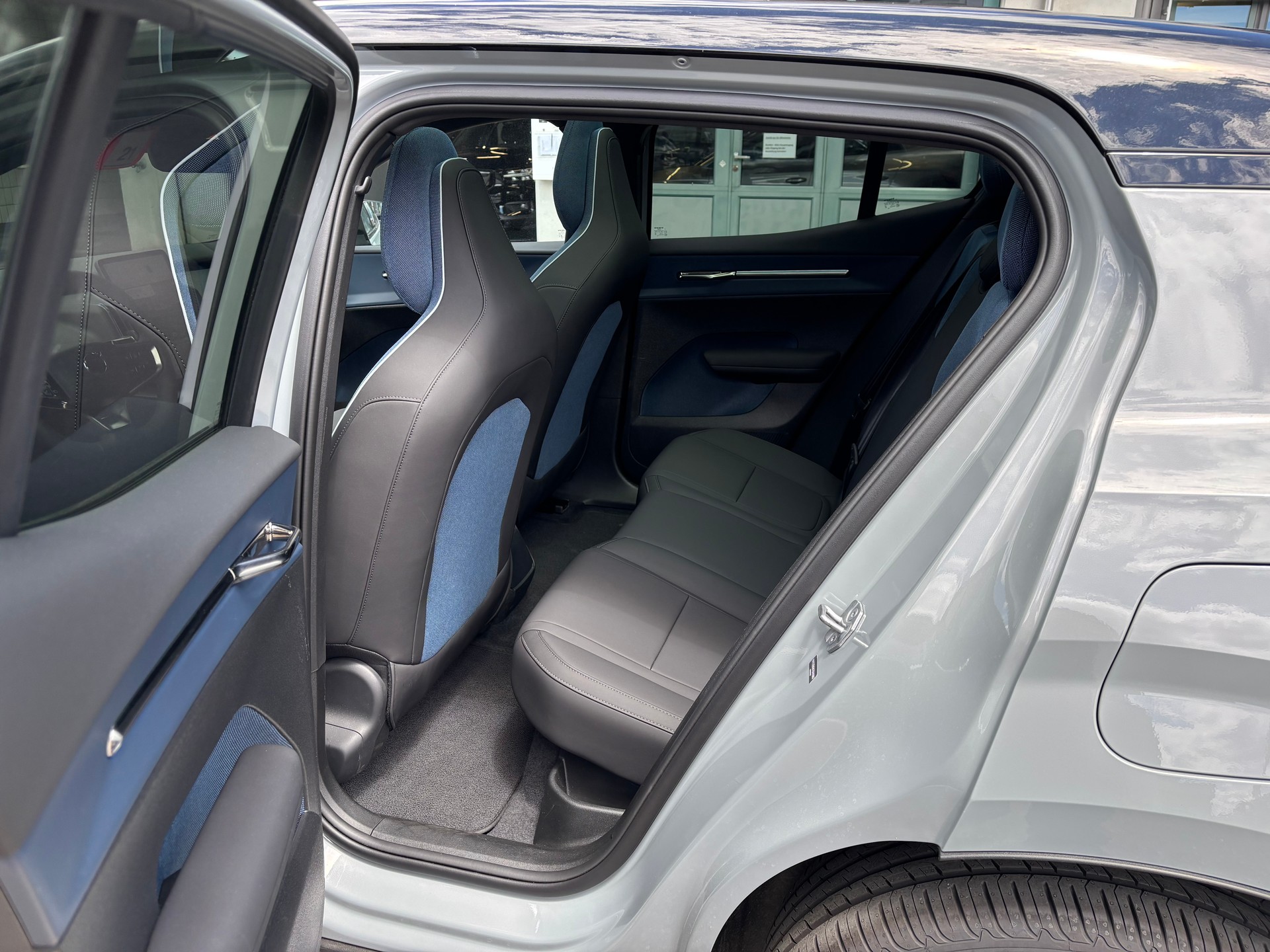 VOLVO EX30 E60 69kWh Twin Ultra-image-9