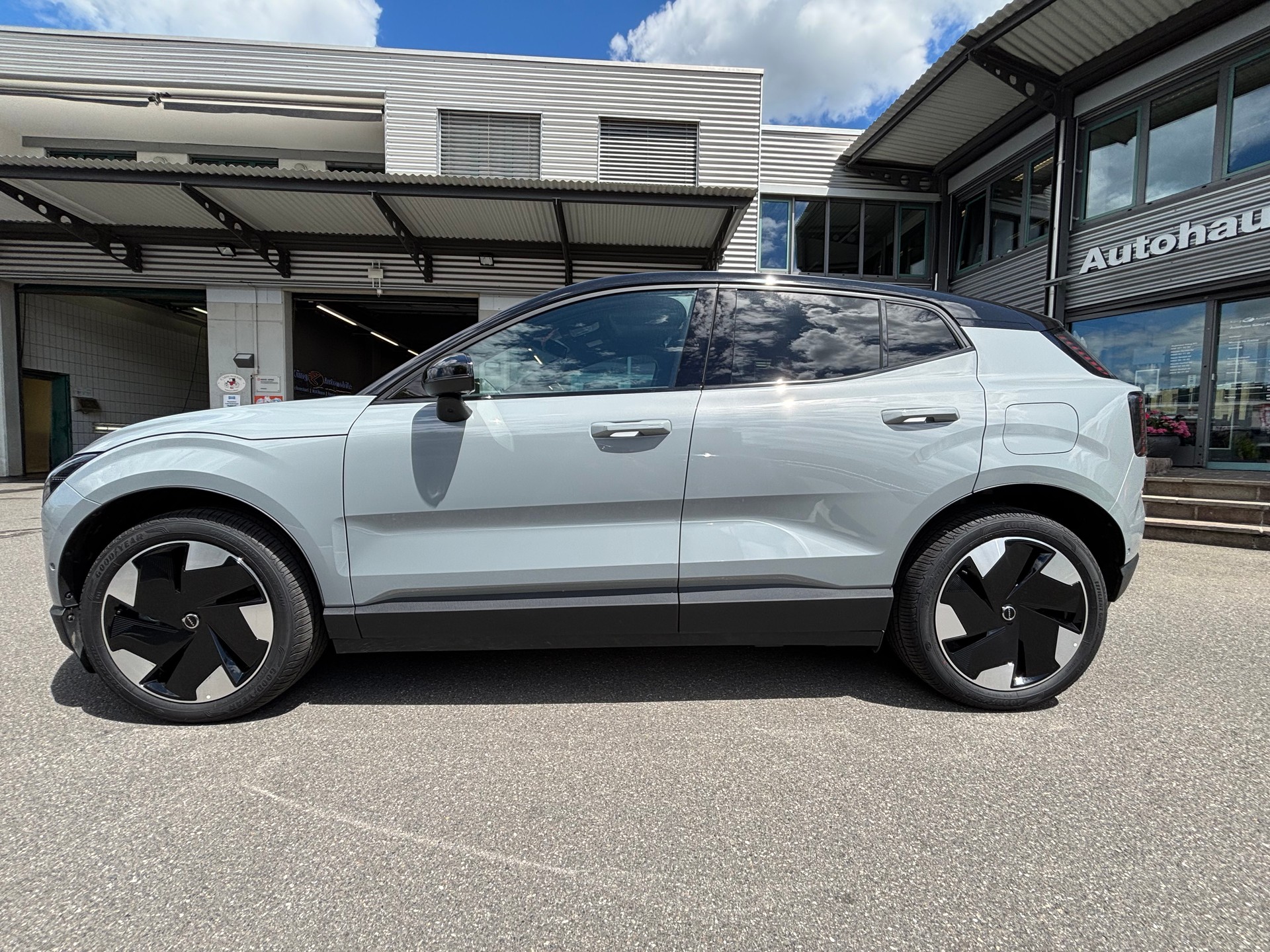 VOLVO EX30 E60 69kWh Twin Ultra-image-2