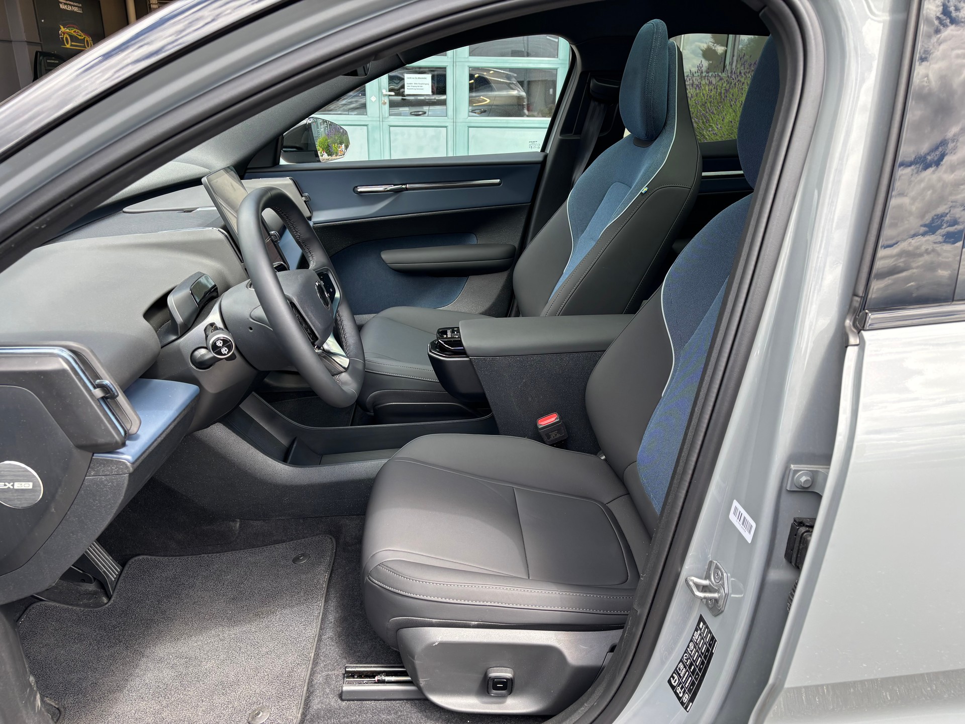 VOLVO EX30 E60 69kWh Twin Ultra-image-8