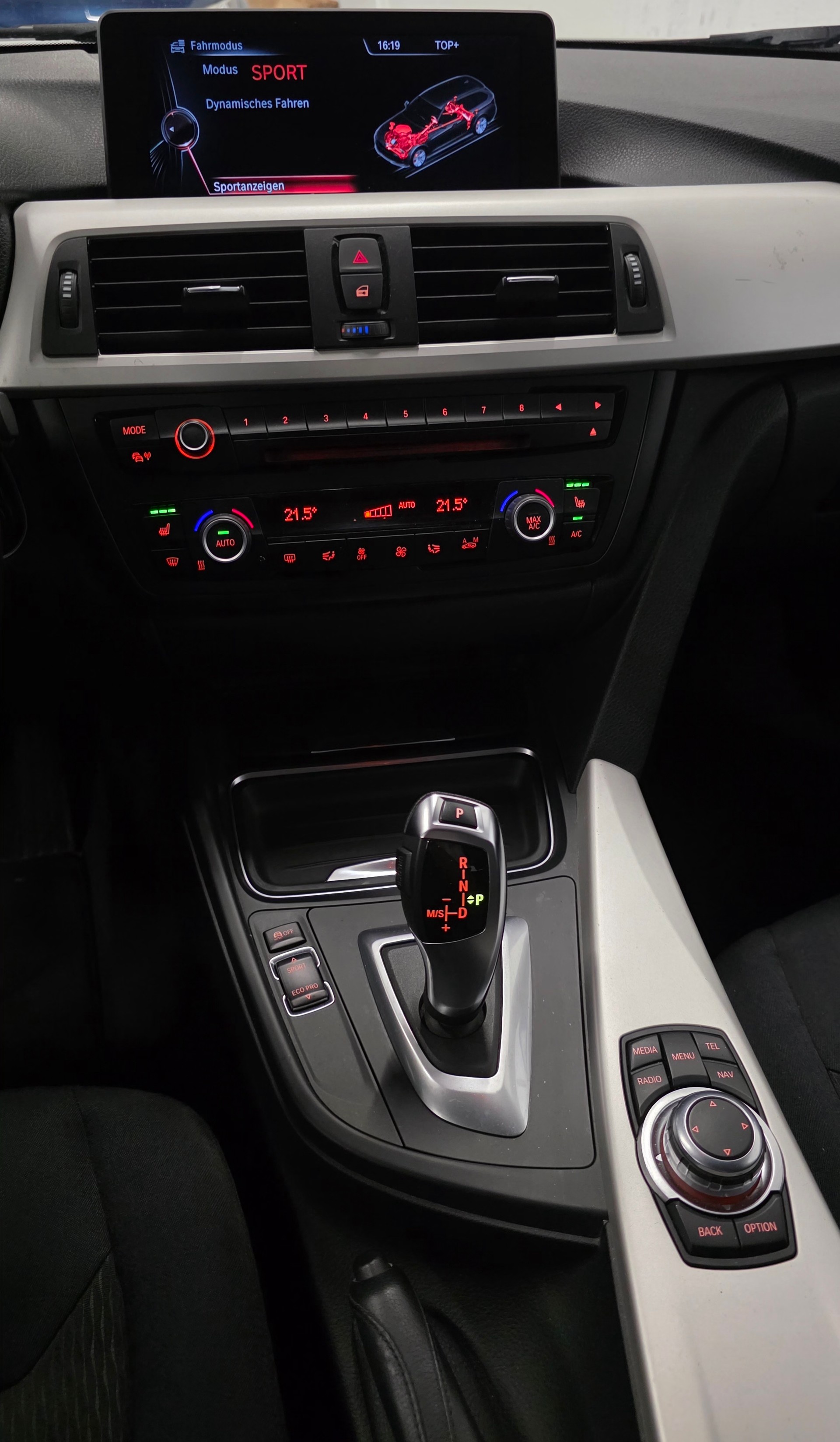 BMW 320i Touring Sport Line Steptronic-image-11