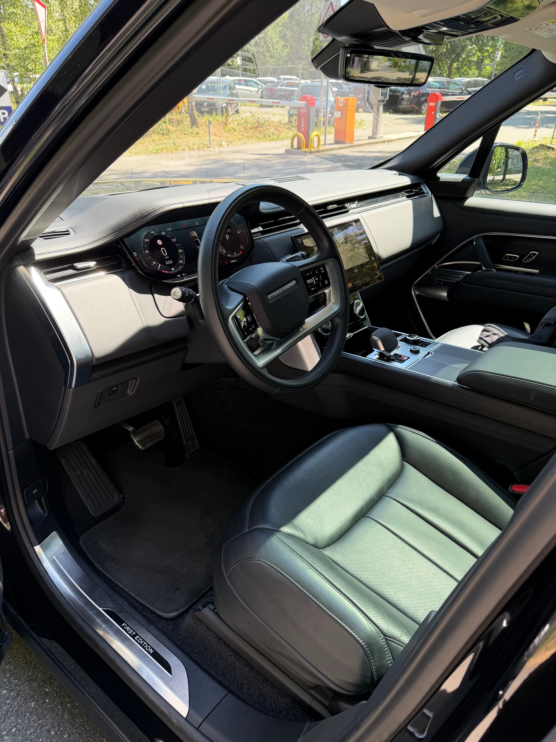 LAND ROVER 3.0 TD6 350 First Edition LWB-image-3