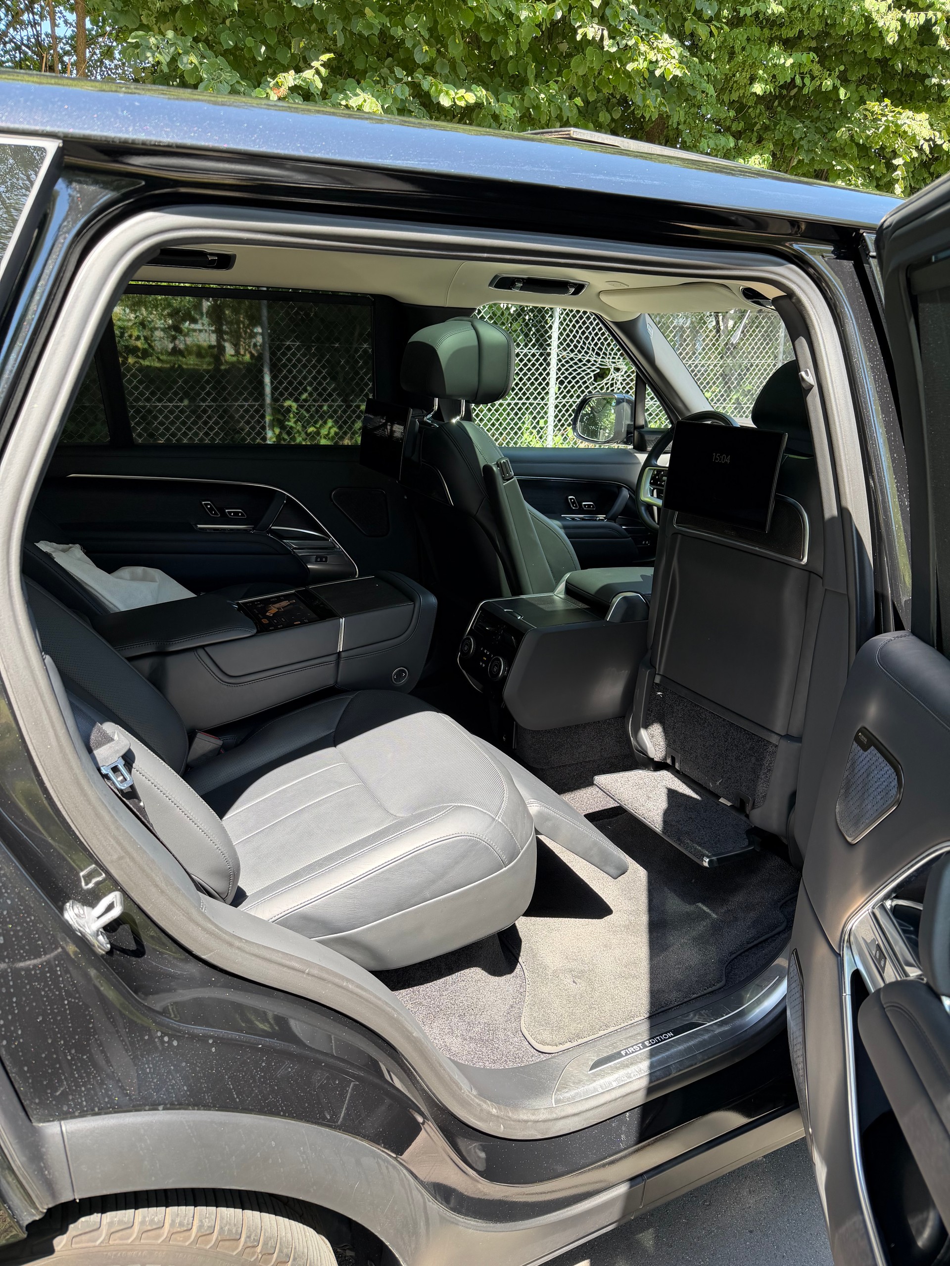 LAND ROVER 3.0 TD6 350 First Edition LWB-image-4