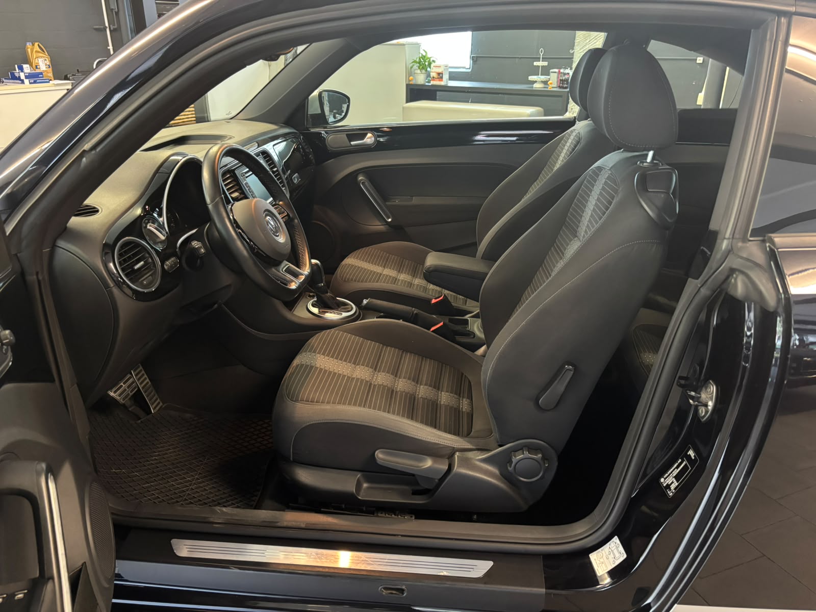 VW Beetle 2.0 TSI Sport DSG-image-7