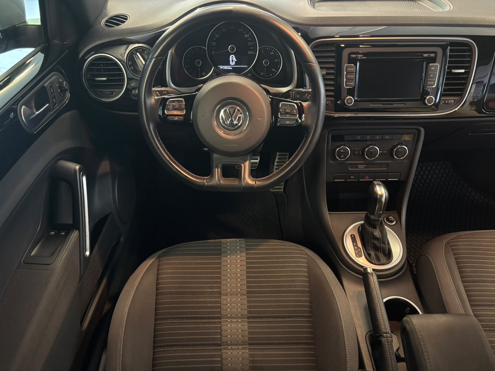 VW Beetle 2.0 TSI Sport DSG-image-8