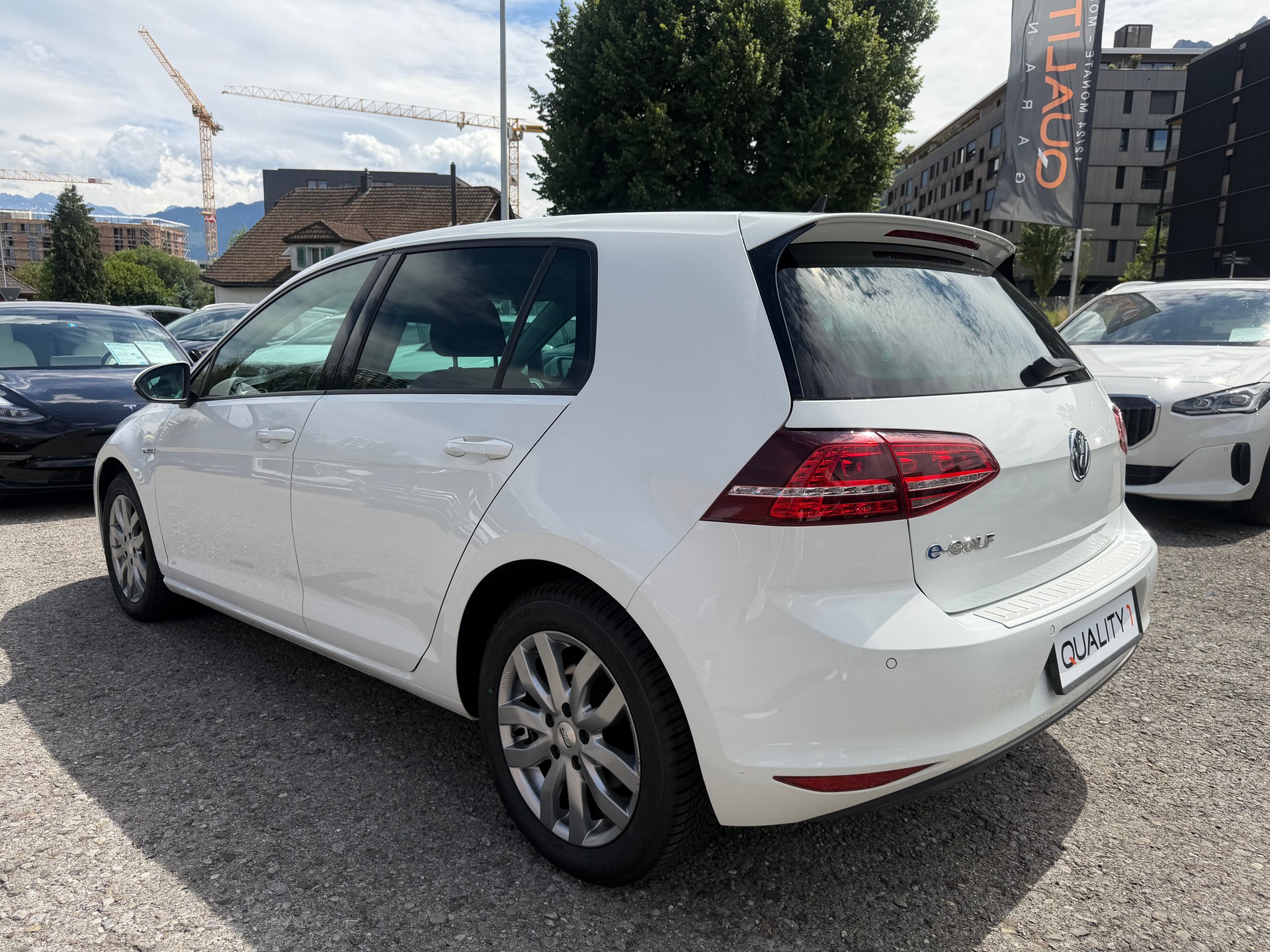 VW e-Golf-showroom-element-3