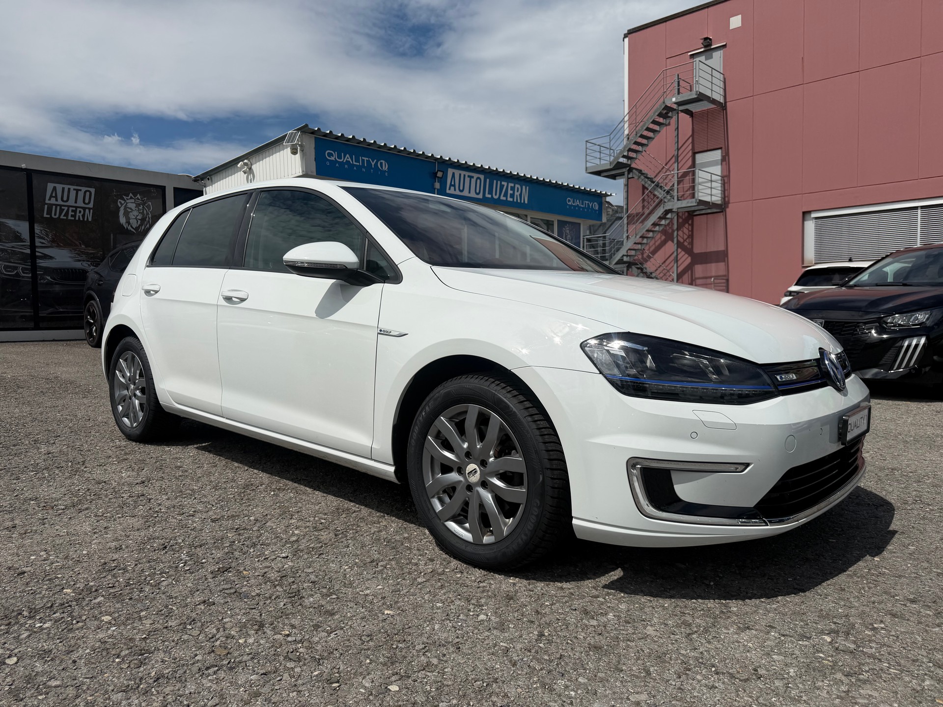 VW e-Golf-showroom-element-1