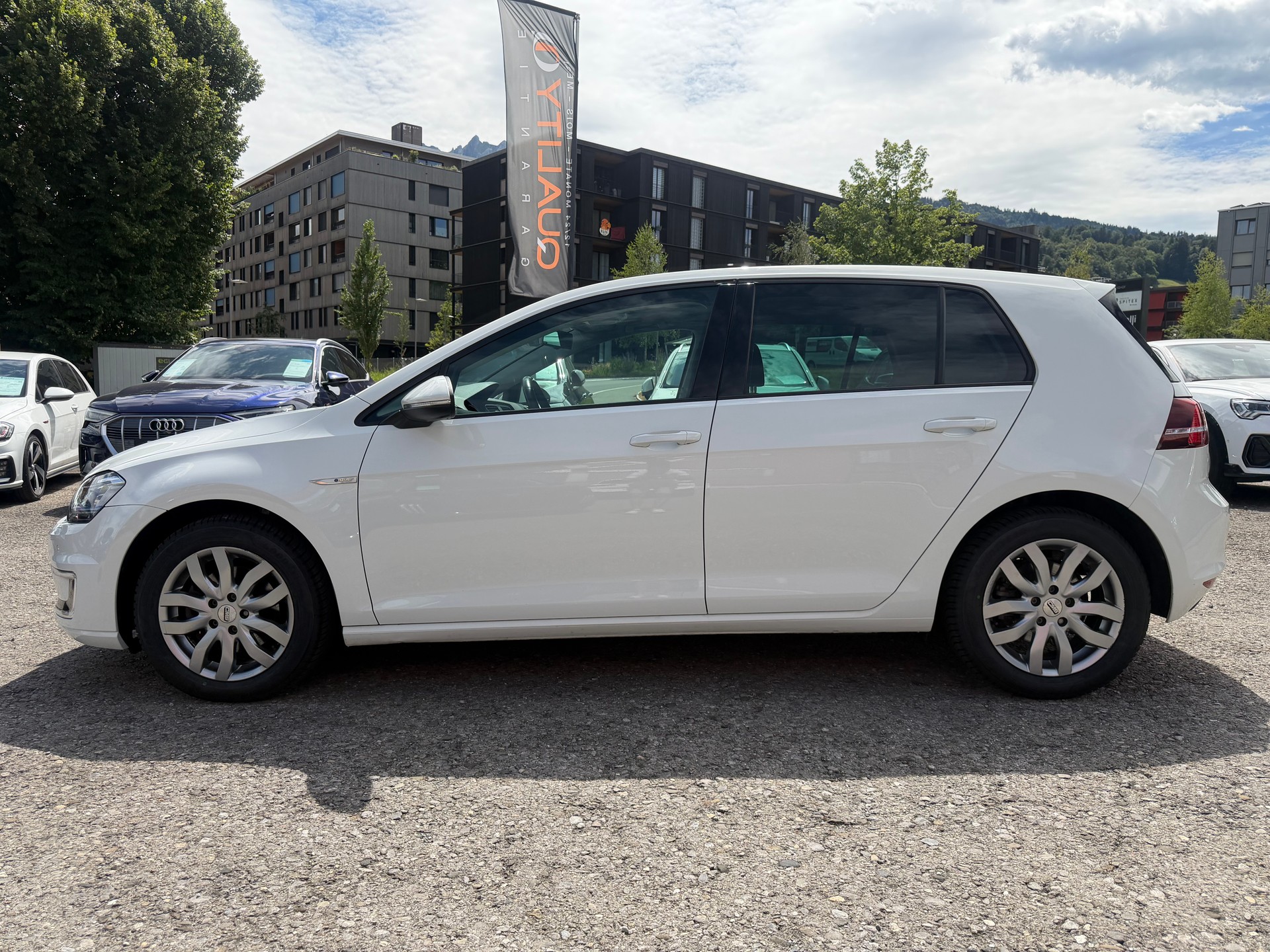 VW e-Golf-showroom-element-2