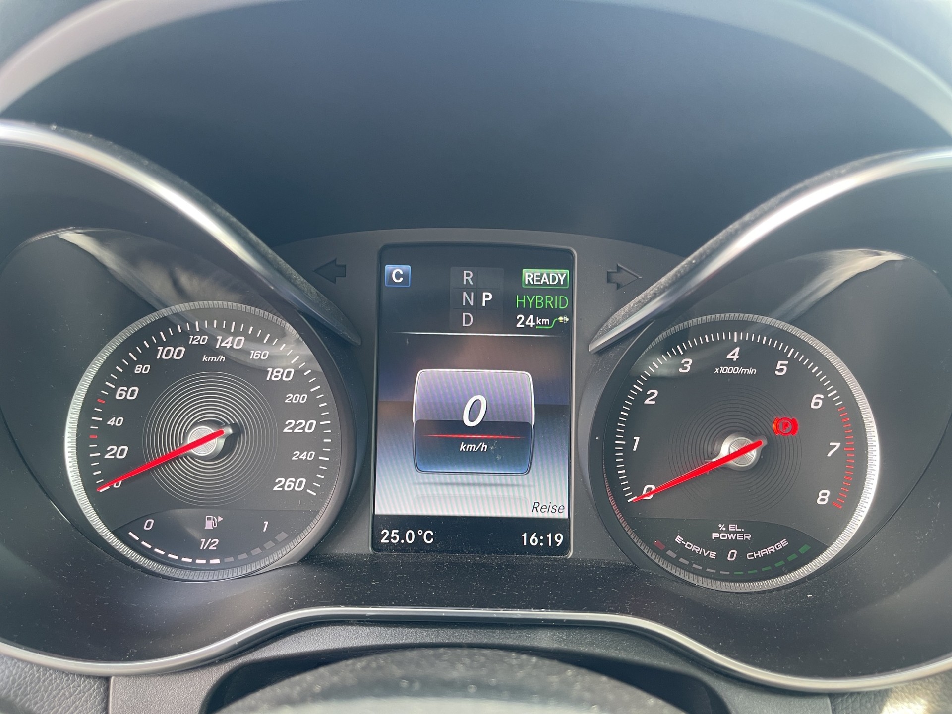MERCEDES-BENZ GLC 350 e AMG Line 4Matic 7G-Tronic-image-18
