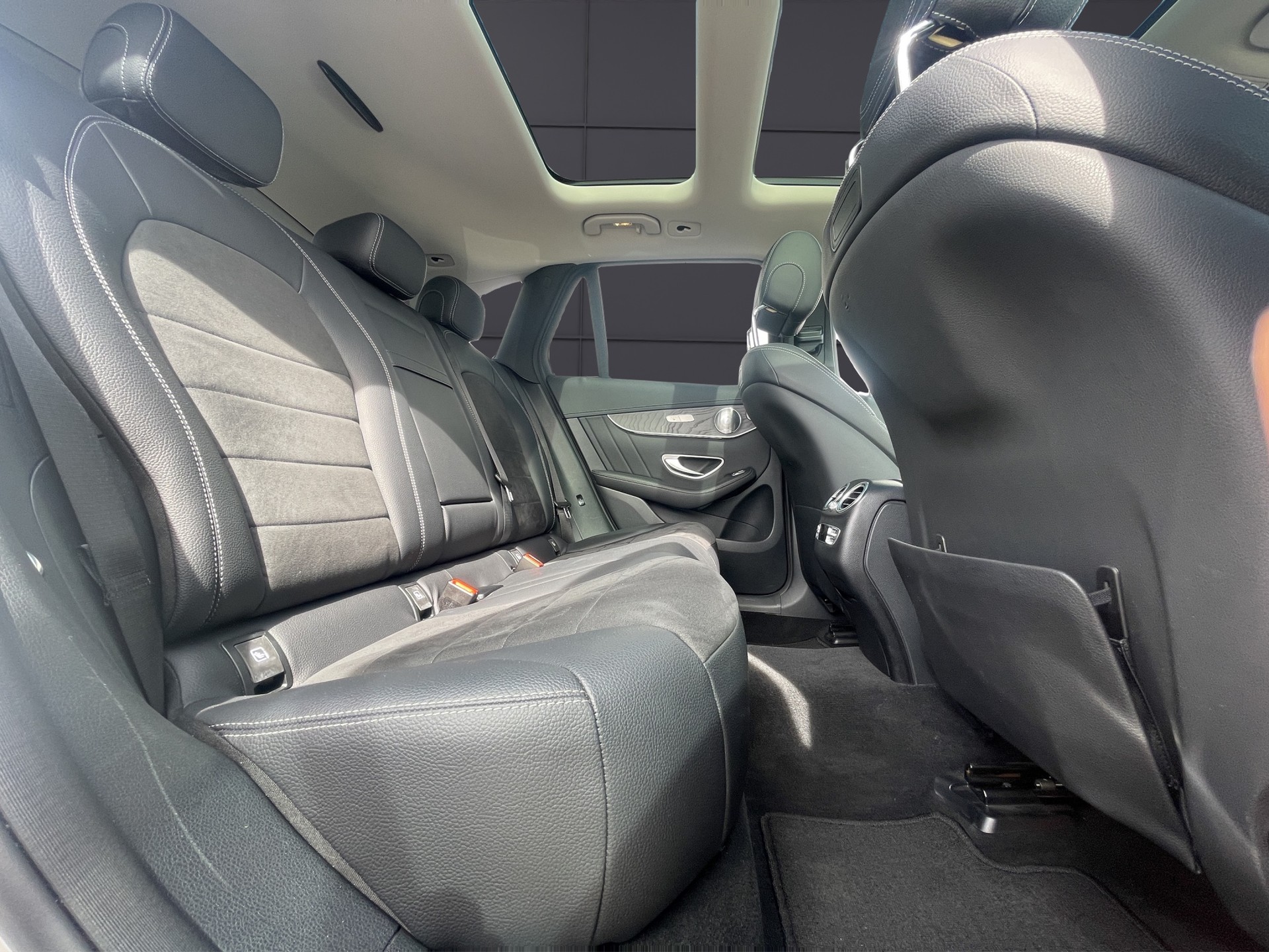 MERCEDES-BENZ GLC 350 e AMG Line 4Matic 7G-Tronic-image-28