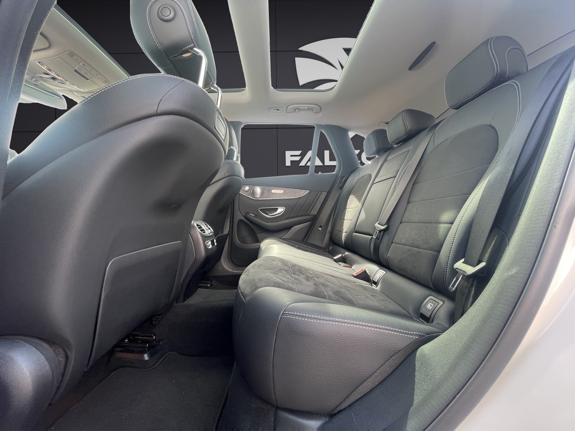 MERCEDES-BENZ GLC 350 e AMG Line 4Matic 7G-Tronic-image-29