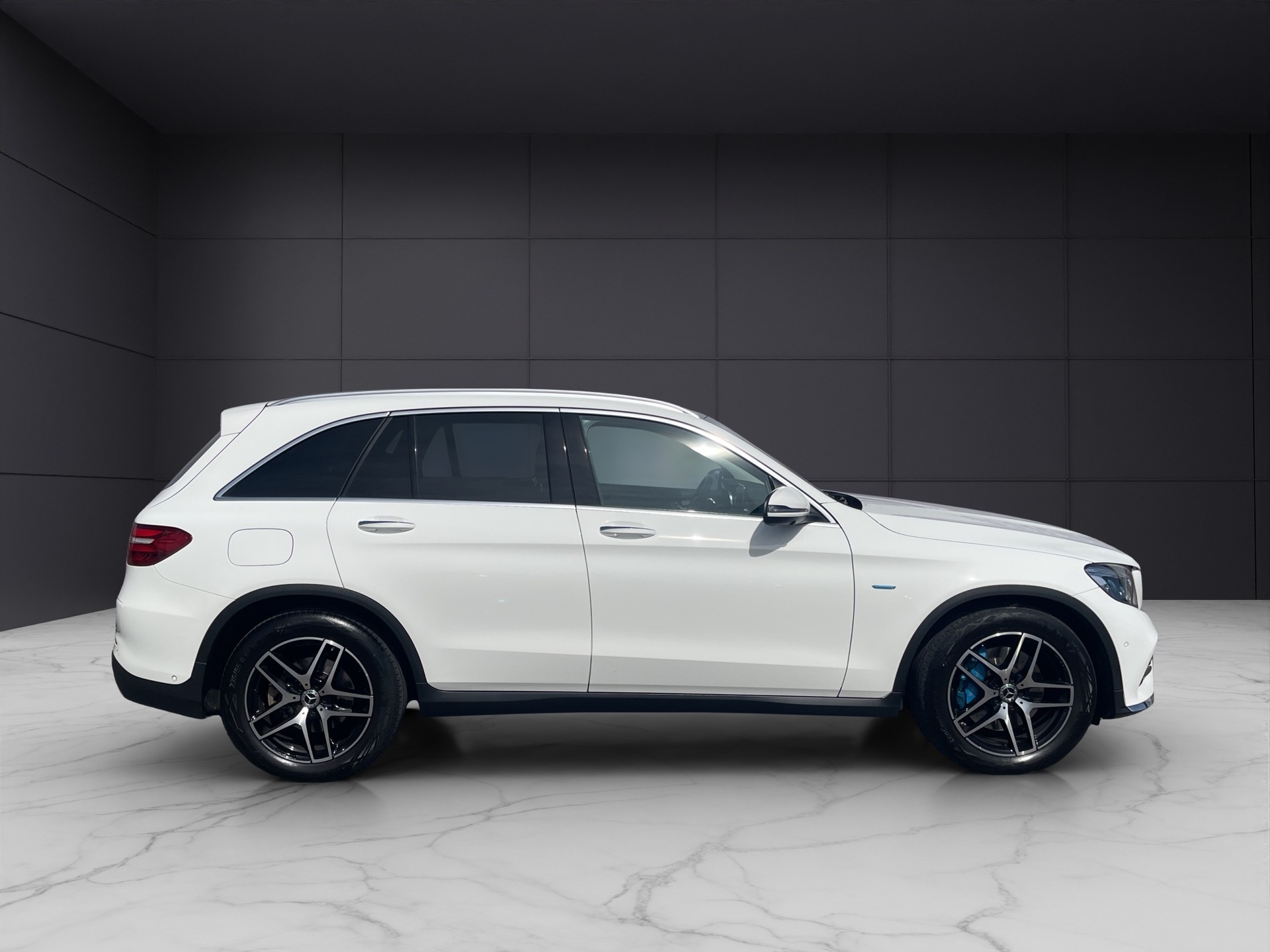 MERCEDES-BENZ GLC 350 e AMG Line 4Matic 7G-Tronic-image-6