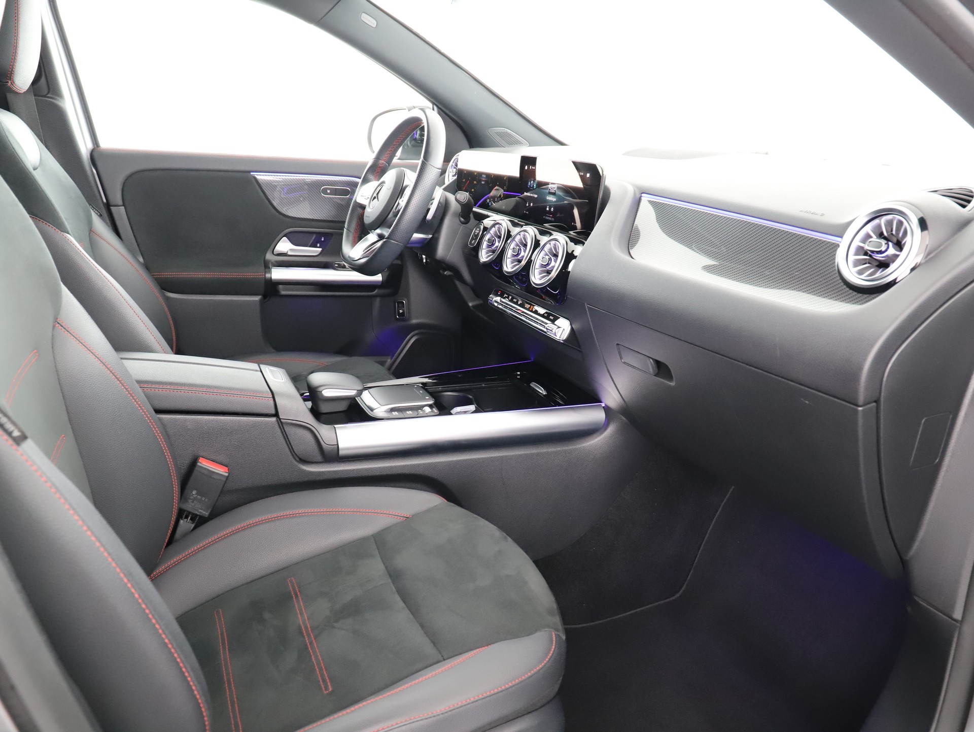 MERCEDES-BENZ GLA 180 AMG Line 7G-DCT-image-8